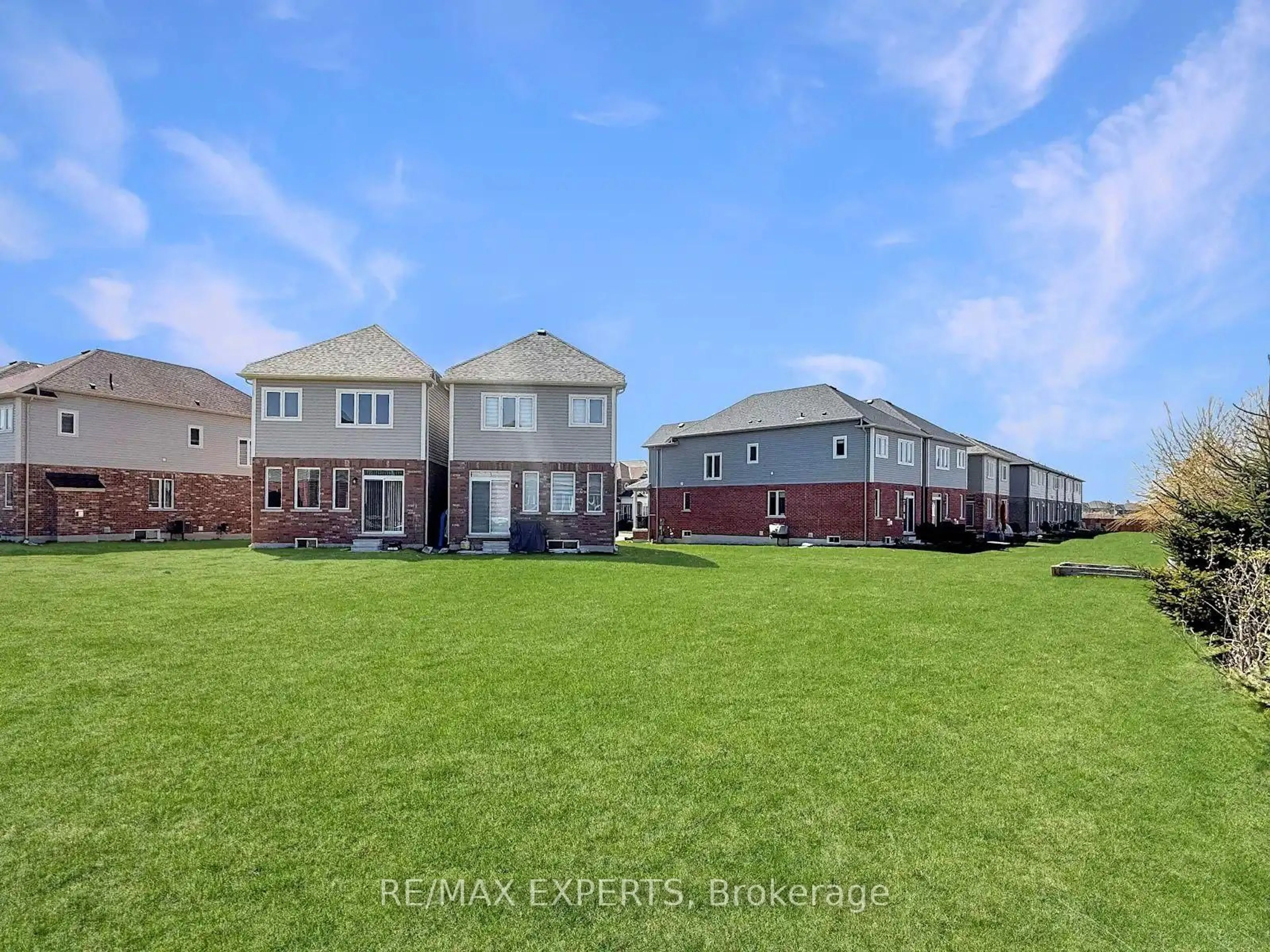 A pic from outside/outdoor area/front of a property/back of a property/a pic from drone, unknown for 9256 Griffon St, Niagara Falls Ontario L2G 3R6