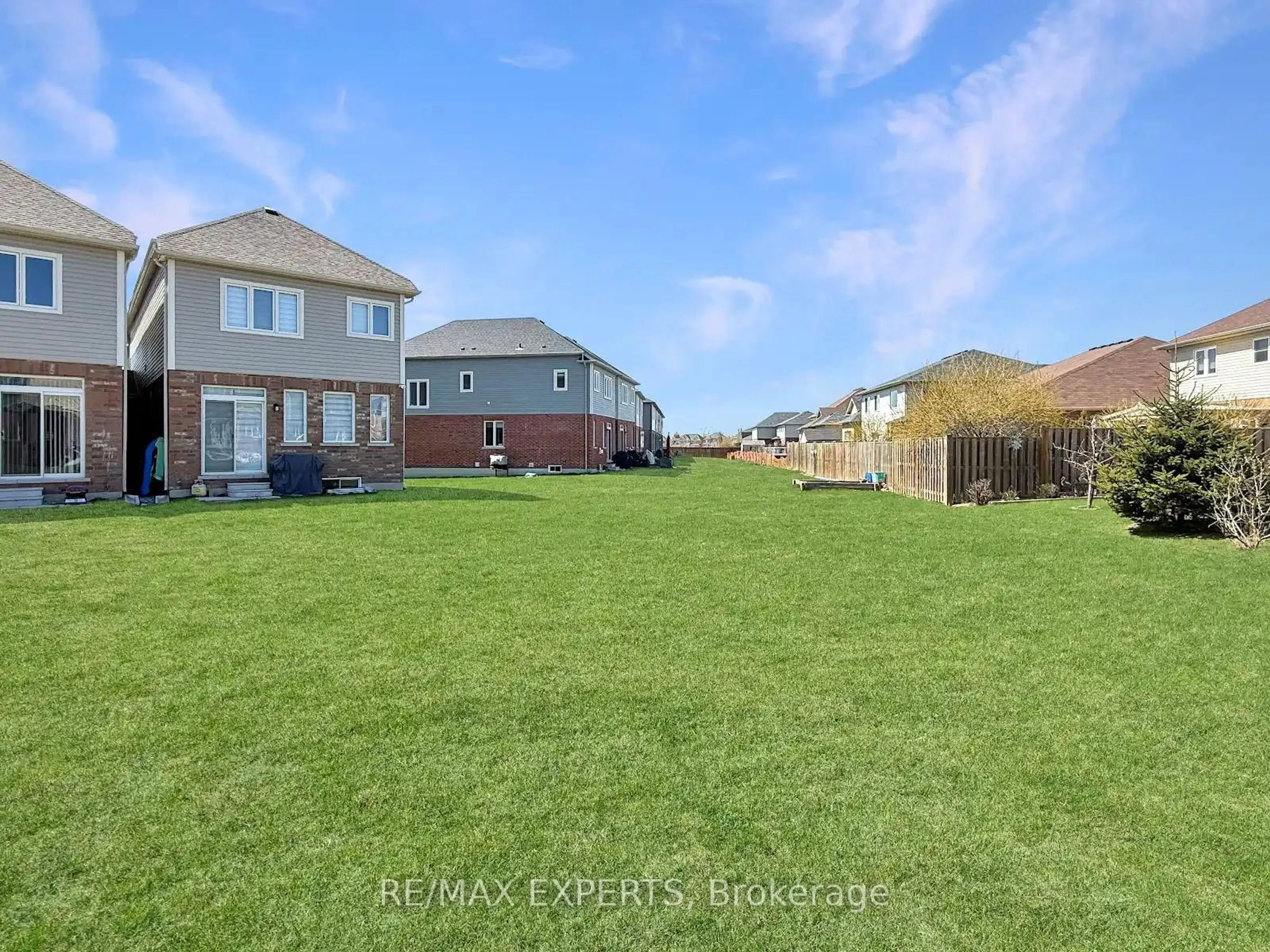 A pic from outside/outdoor area/front of a property/back of a property/a pic from drone, water/lake/river/ocean view for 9256 Griffon St, Niagara Falls Ontario L2G 3R6