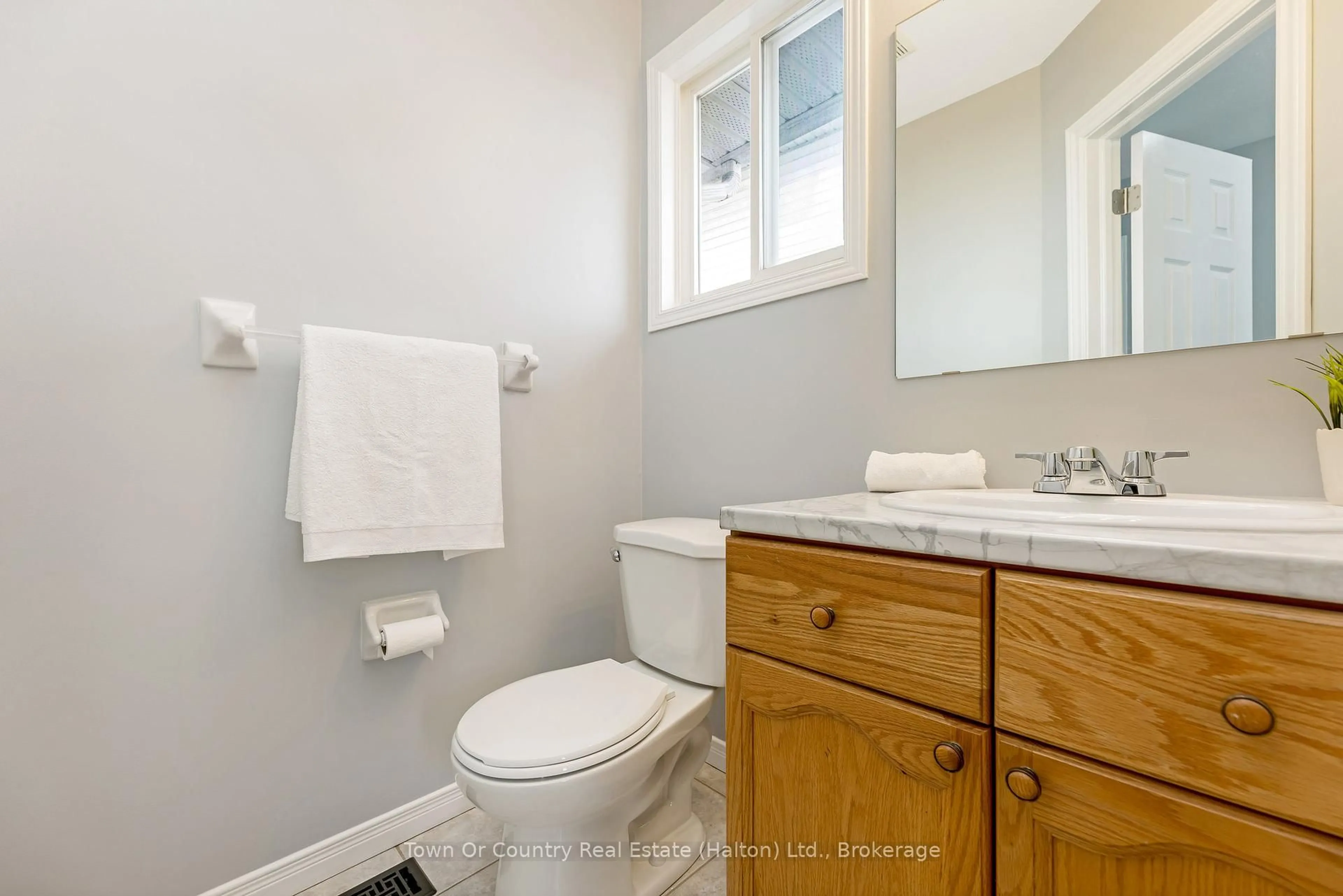 Standard bathroom, ceramic/tile floor for 10 Kearney St, Guelph Ontario N1E 7H2
