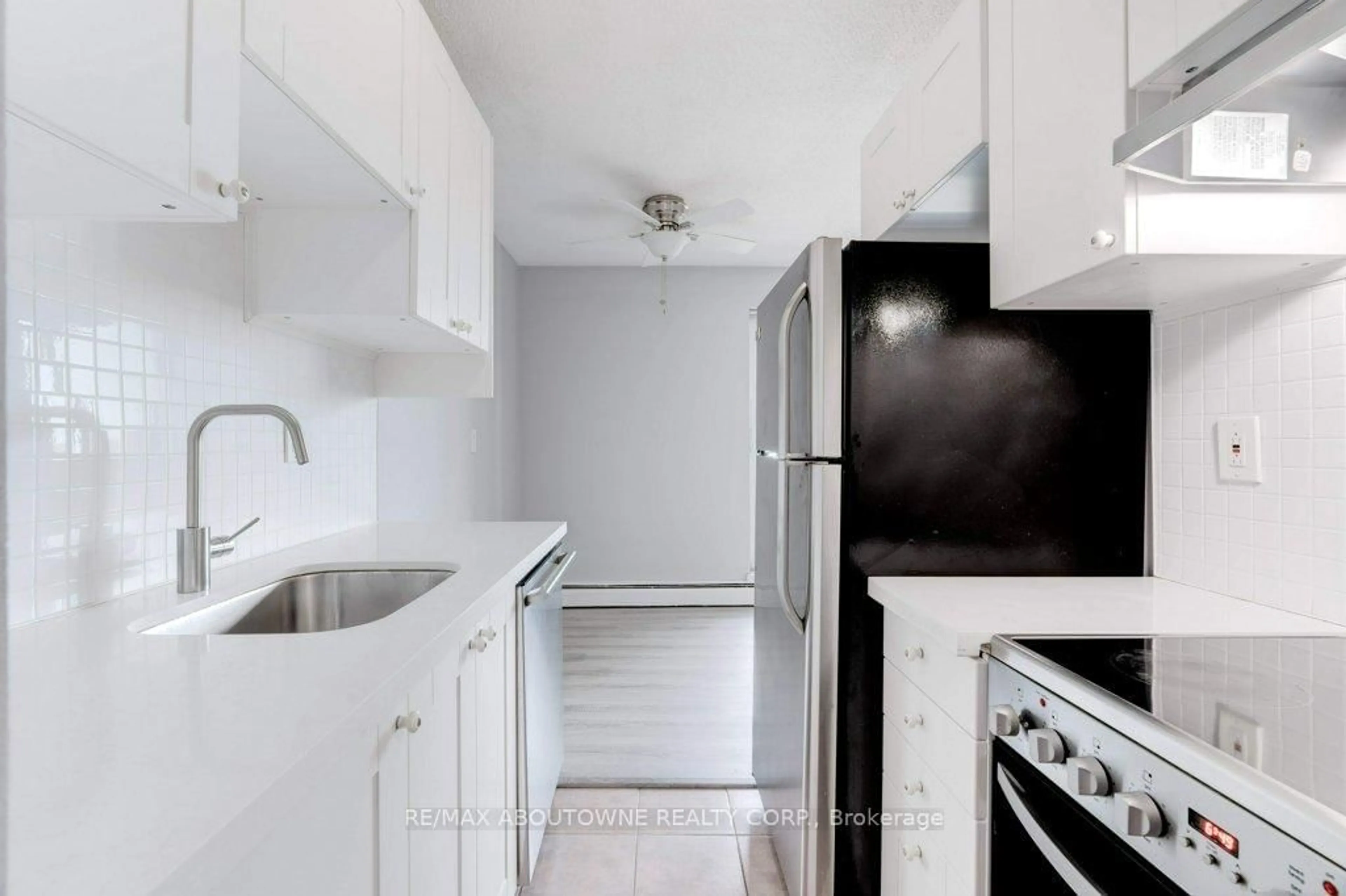 Standard kitchen, unknown for 81 Charlton Ave #903, Hamilton Ontario L8N 1Y7