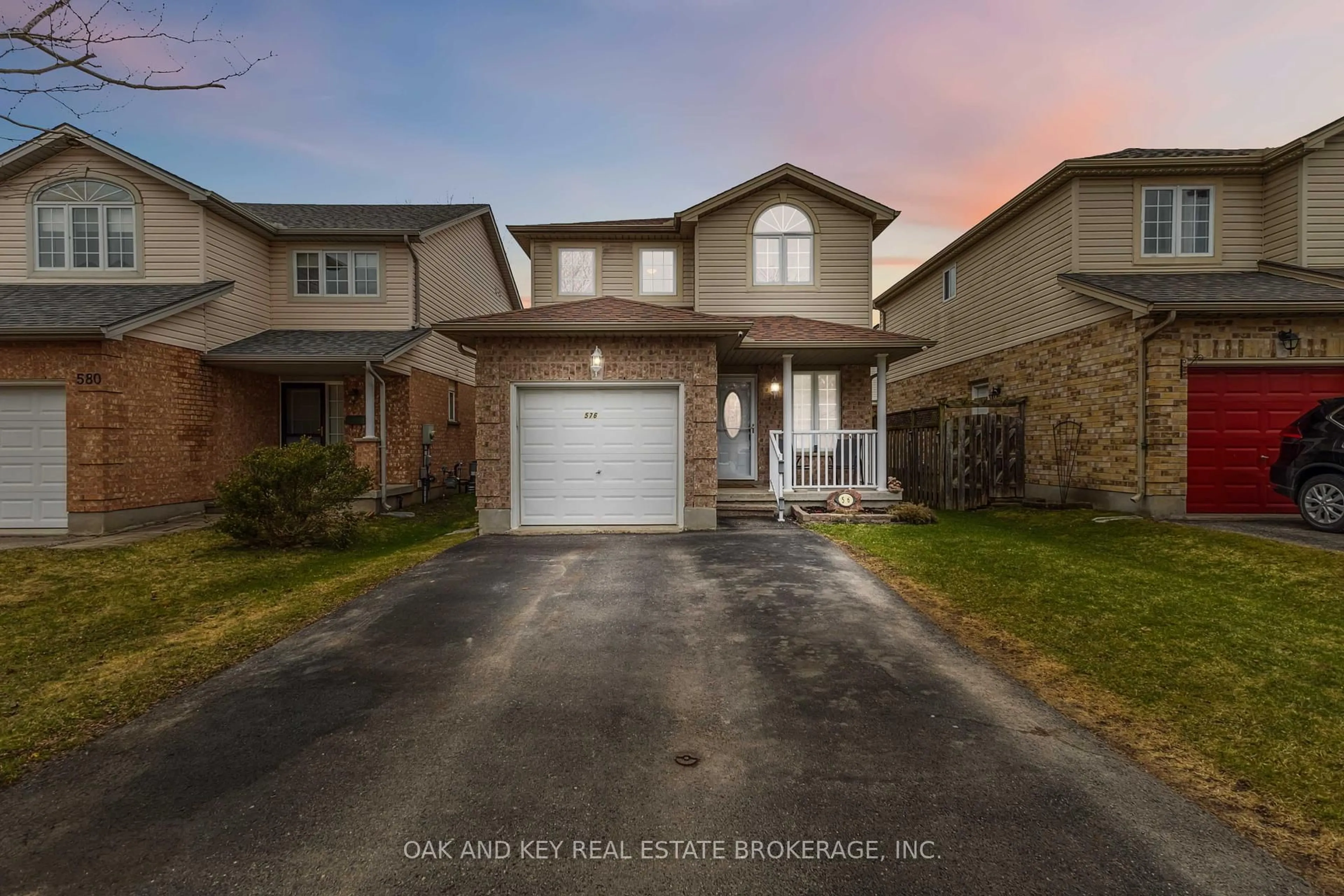 A pic from outside/outdoor area/front of a property/back of a property/a pic from drone, street for 576 Ridgeview Dr, London East Ontario N5Y 6H8