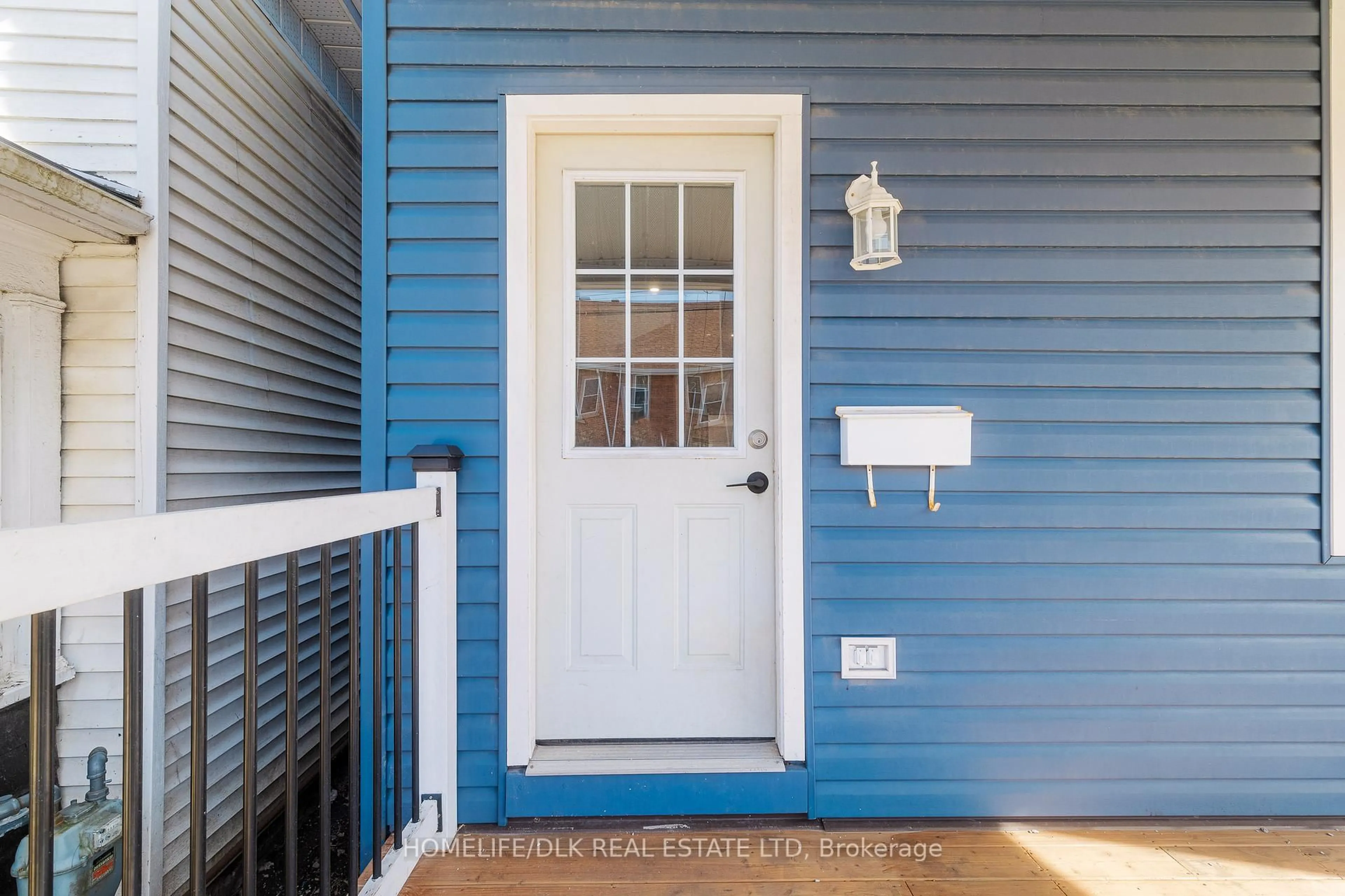 Indoor entryway for 97 Pearl St, Brockville Ontario K6V 4C3