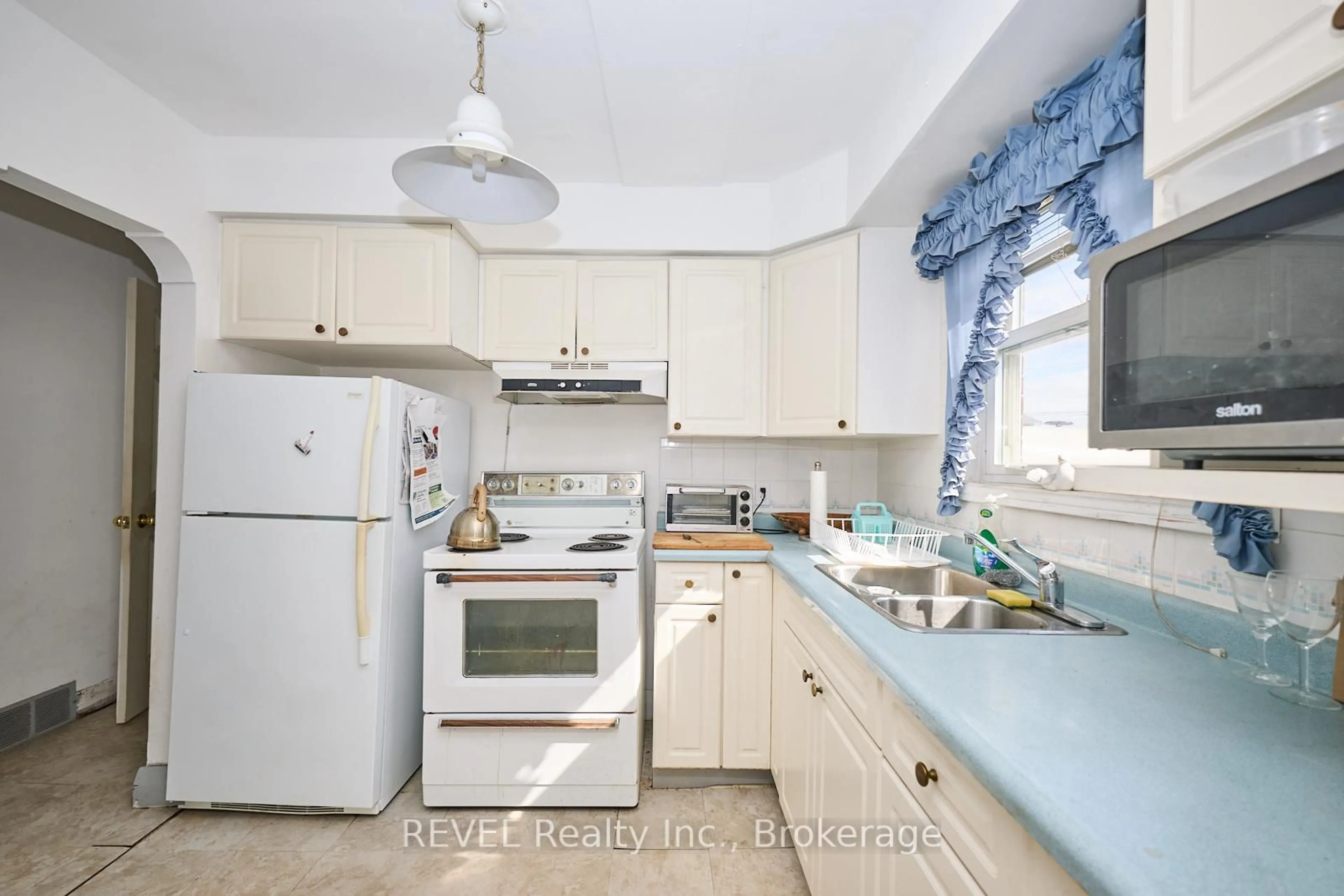 Standard kitchen, unknown for 38 Wintemute St, Fort Erie Ontario L2A 2N8