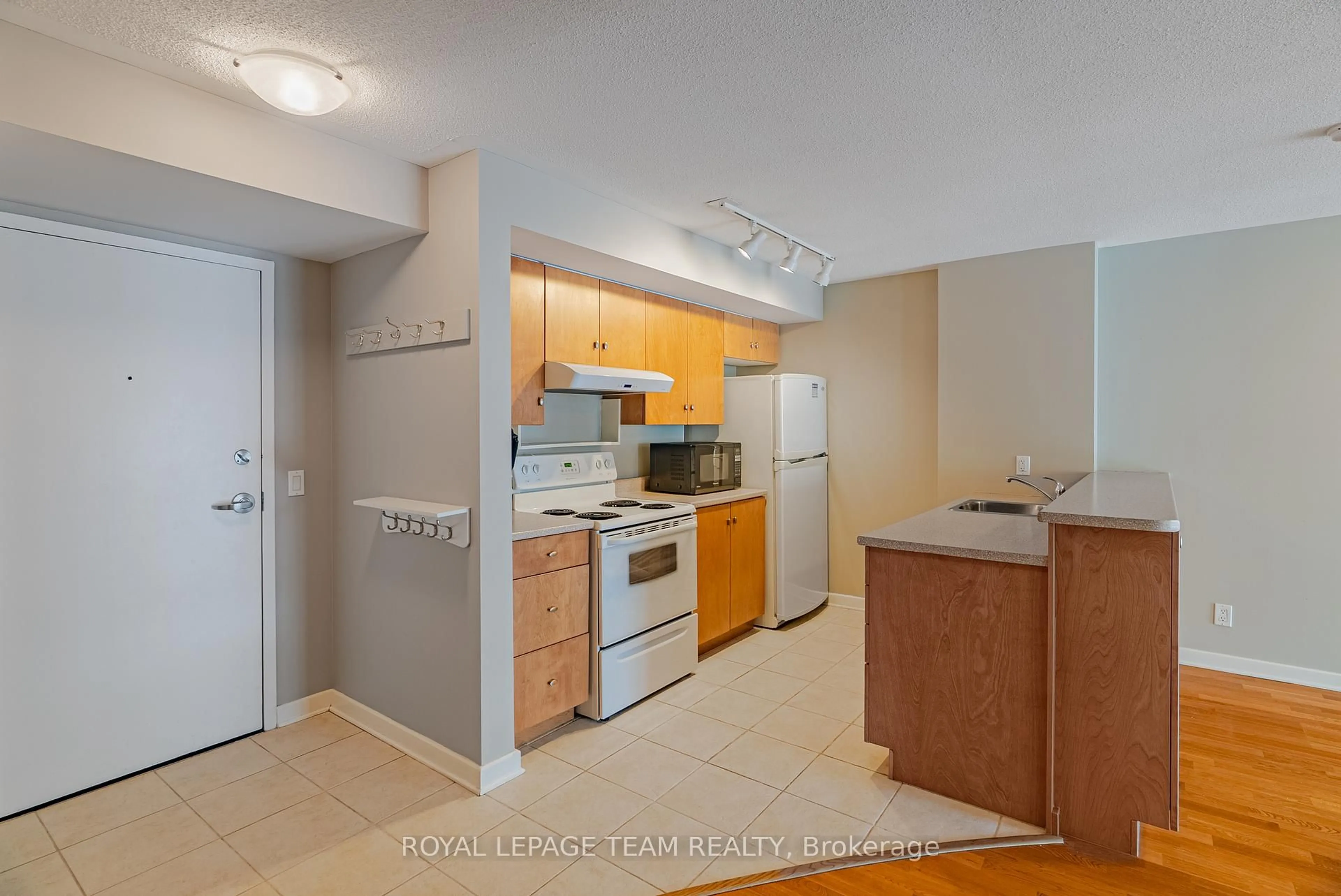 Standard kitchen, unknown for 138 SOMERSET St #804, Ottawa Ontario K2P 0A3