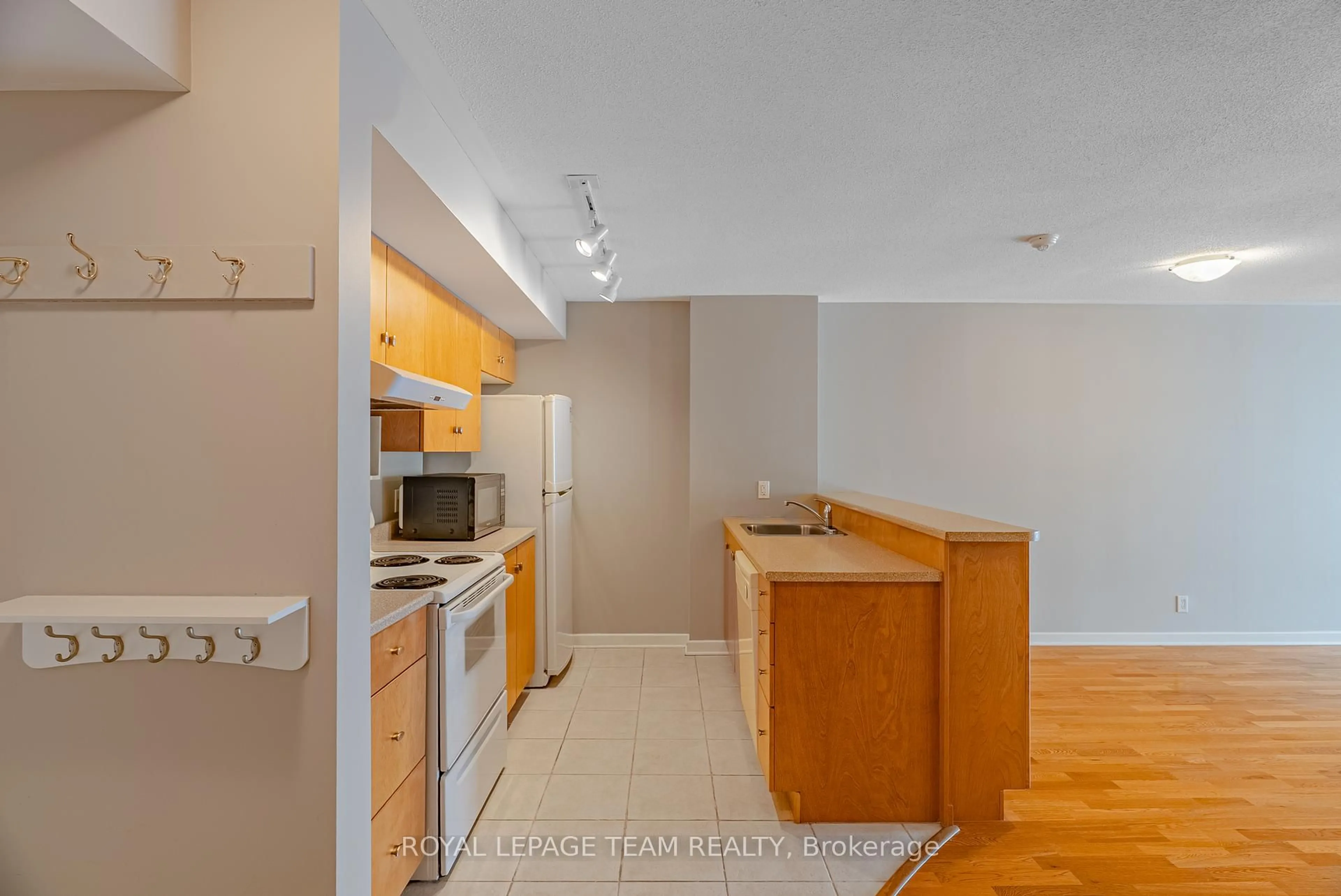 Standard kitchen, unknown for 138 SOMERSET St #804, Ottawa Ontario K2P 0A3
