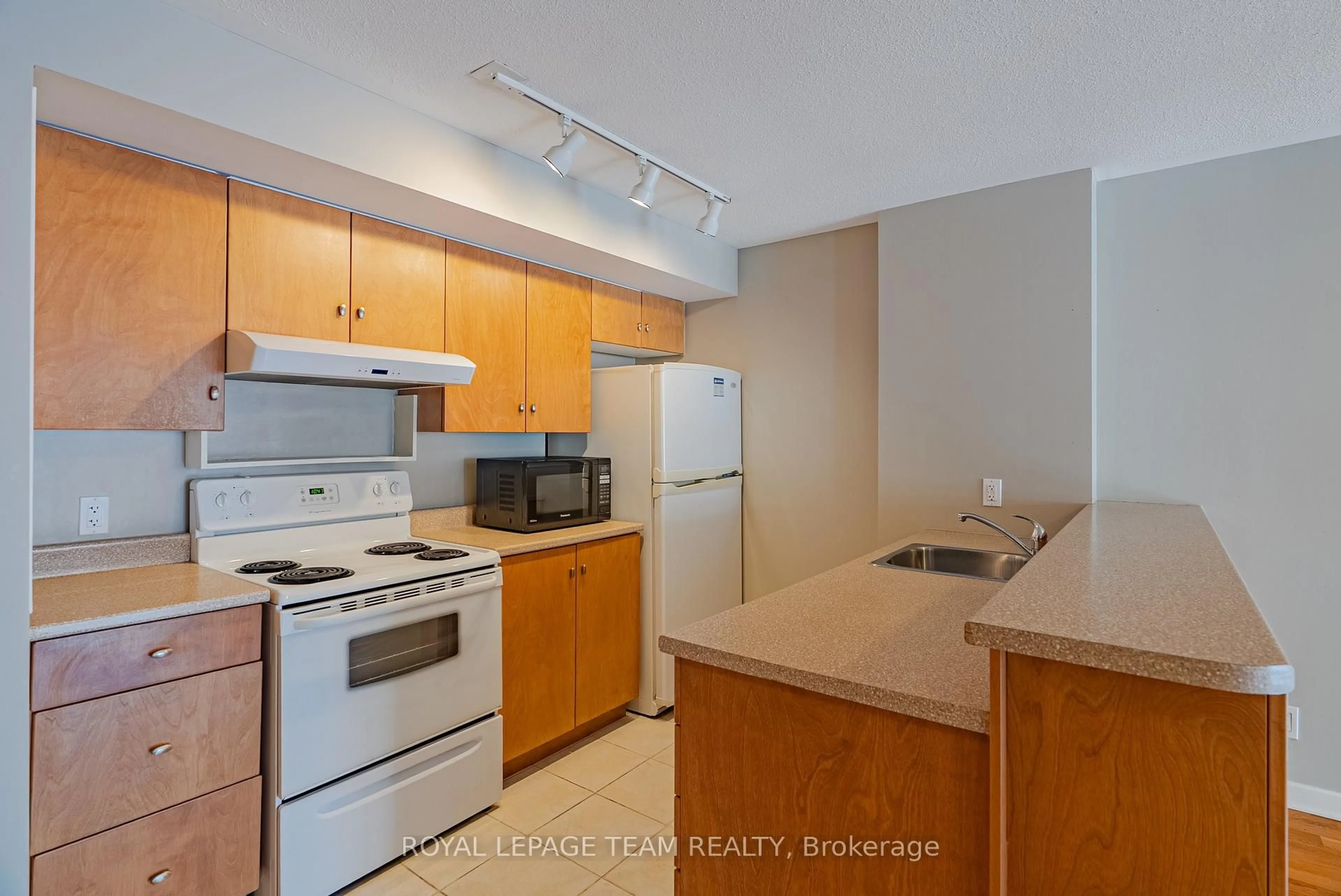 Standard kitchen, floor is not visible for 138 SOMERSET St #804, Ottawa Ontario K2P 0A3