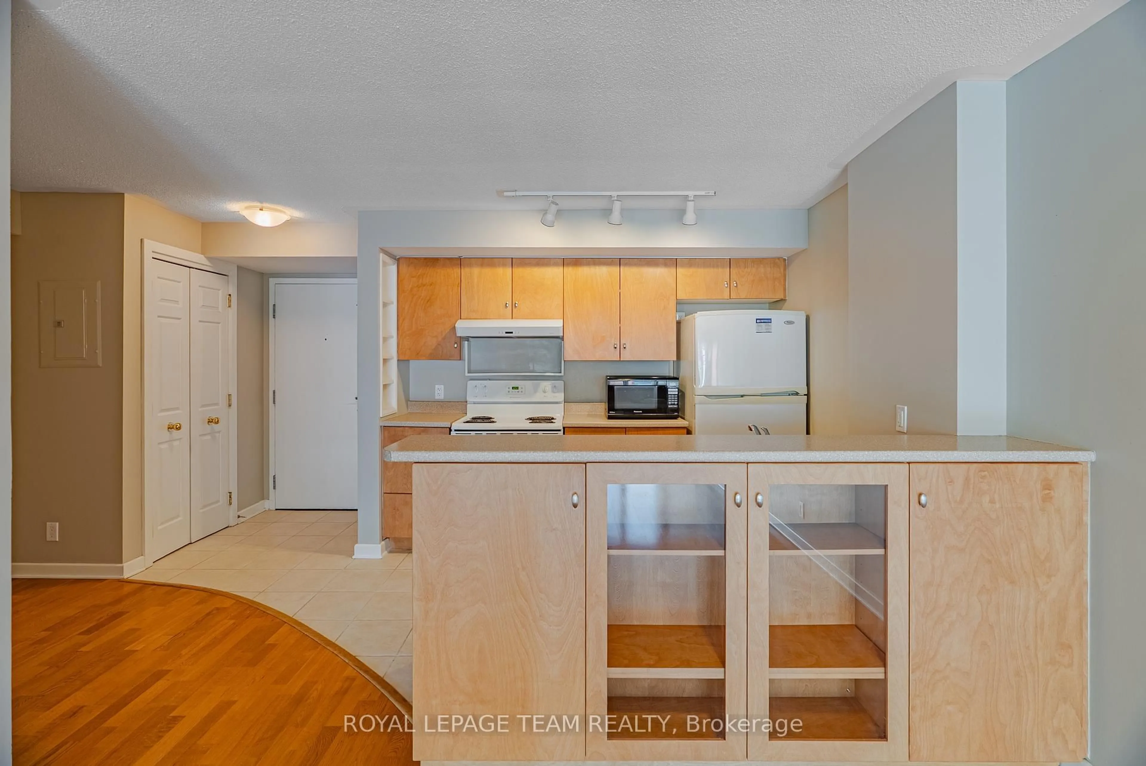 Standard kitchen, unknown for 138 SOMERSET St #804, Ottawa Ontario K2P 0A3