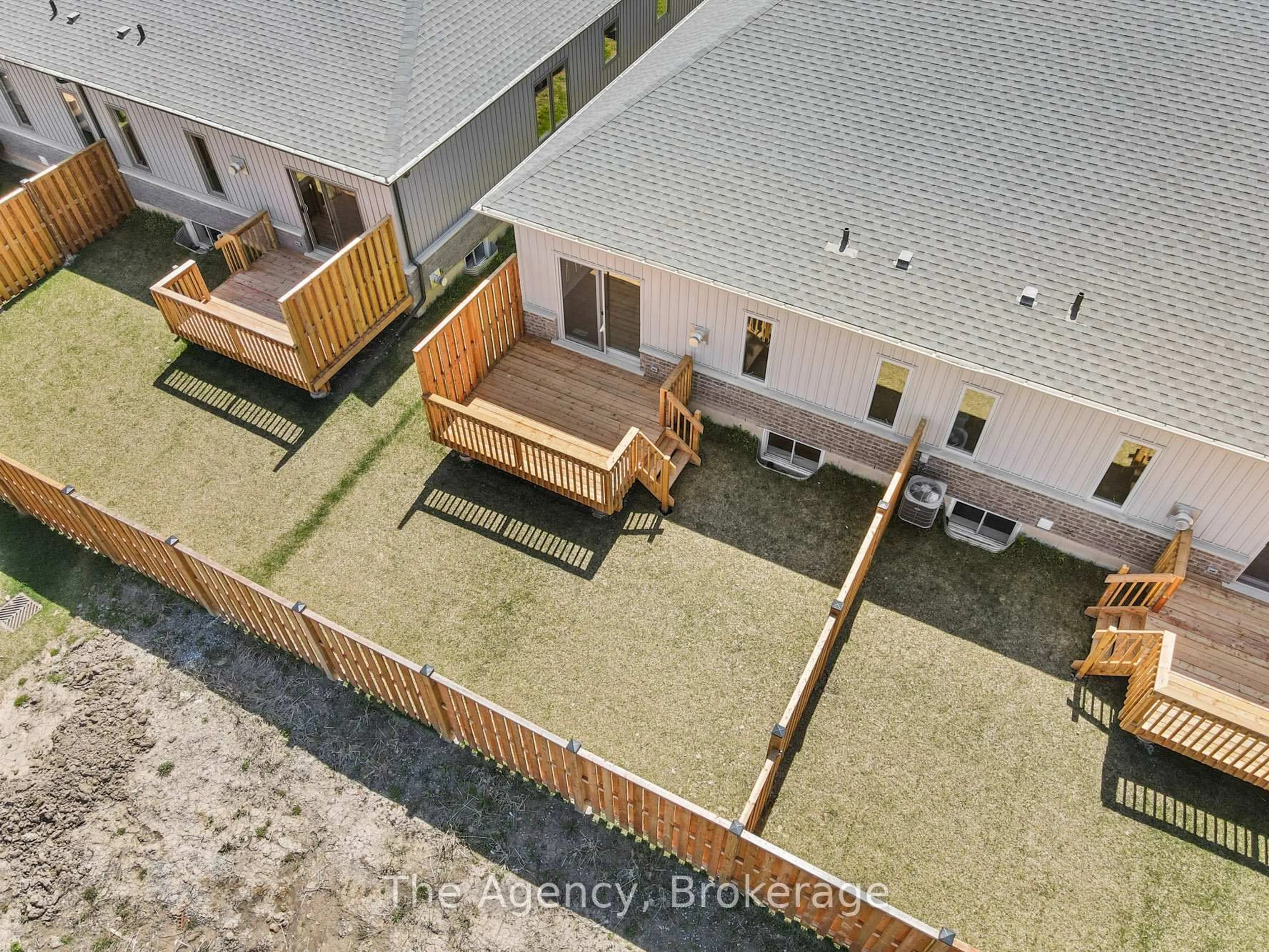 A pic from outside/outdoor area/front of a property/back of a property/a pic from drone, city buildings view from balcony for 21 Austin Dr, Welland Ontario L3B 5N8