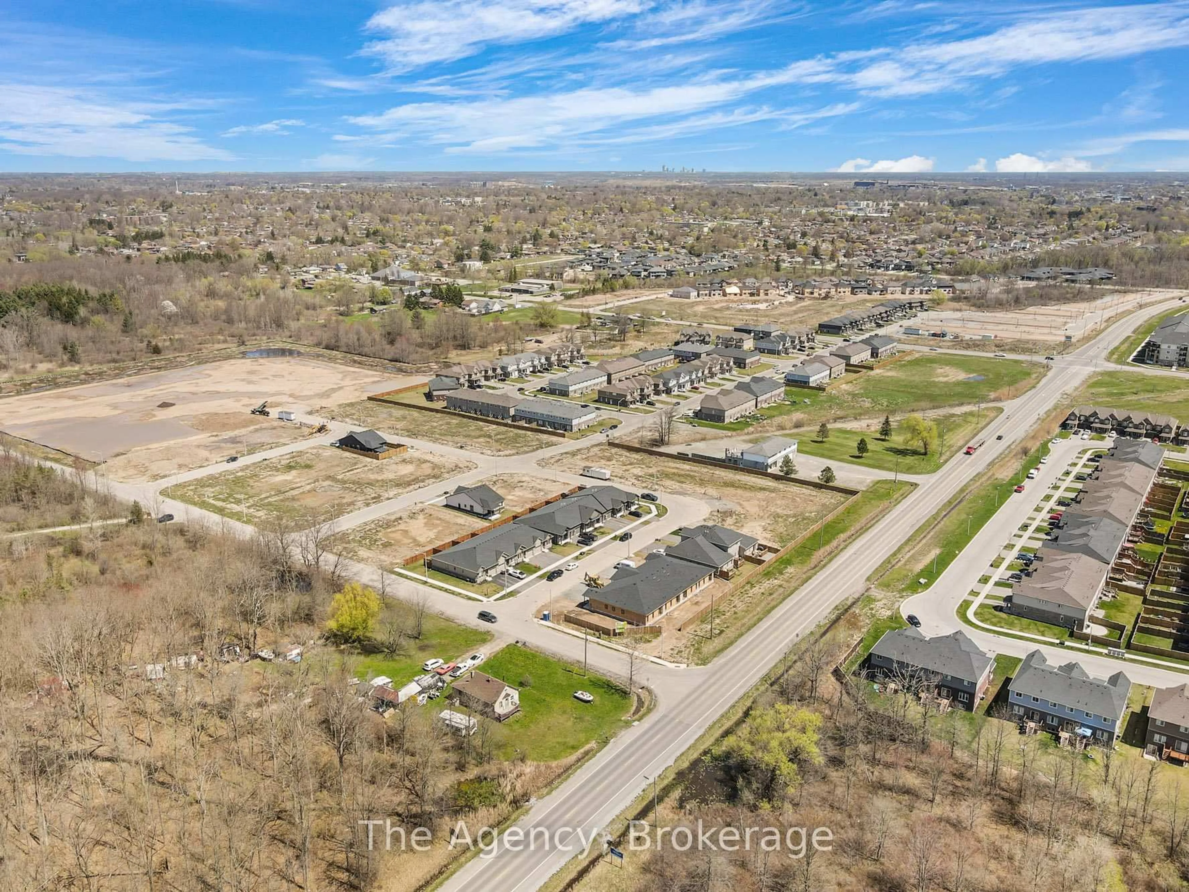 A pic from outside/outdoor area/front of a property/back of a property/a pic from drone, street for 21 Austin Dr, Welland Ontario L3B 5N8