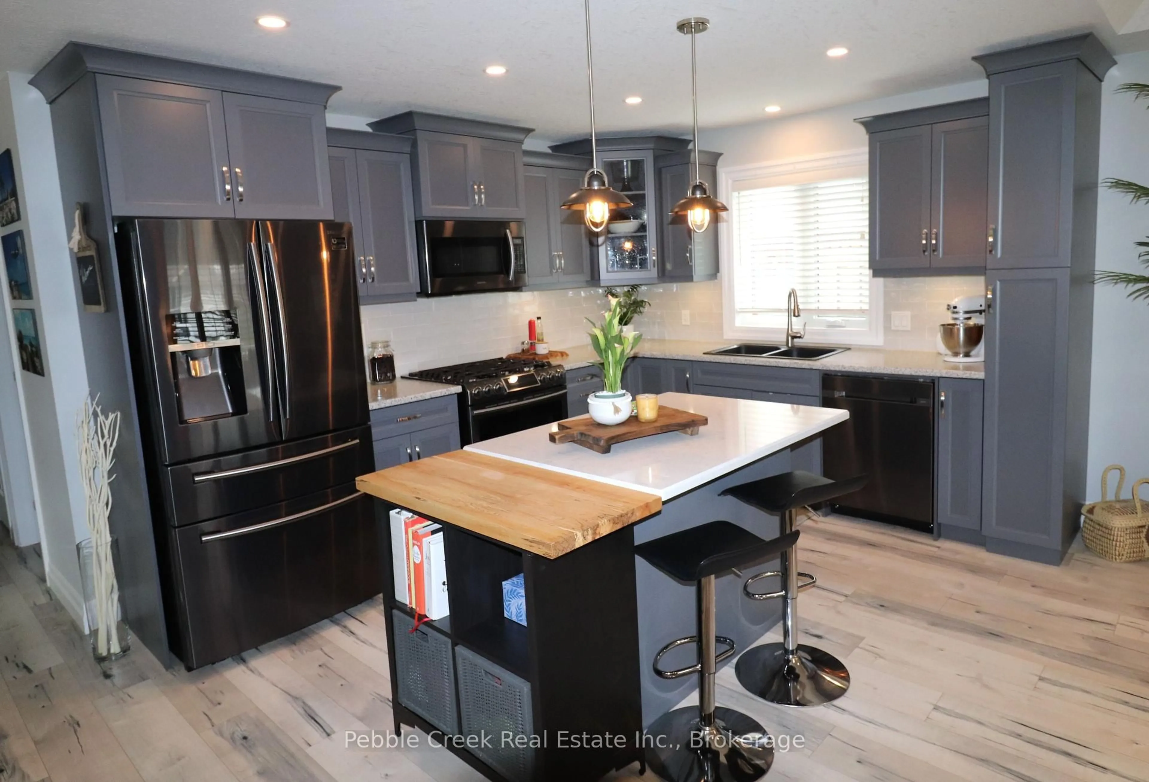 Contemporary kitchen, wood/laminate floor for 11 Windward Way, Ashfield-Colborne-Wawanosh Ontario N7A 0B2