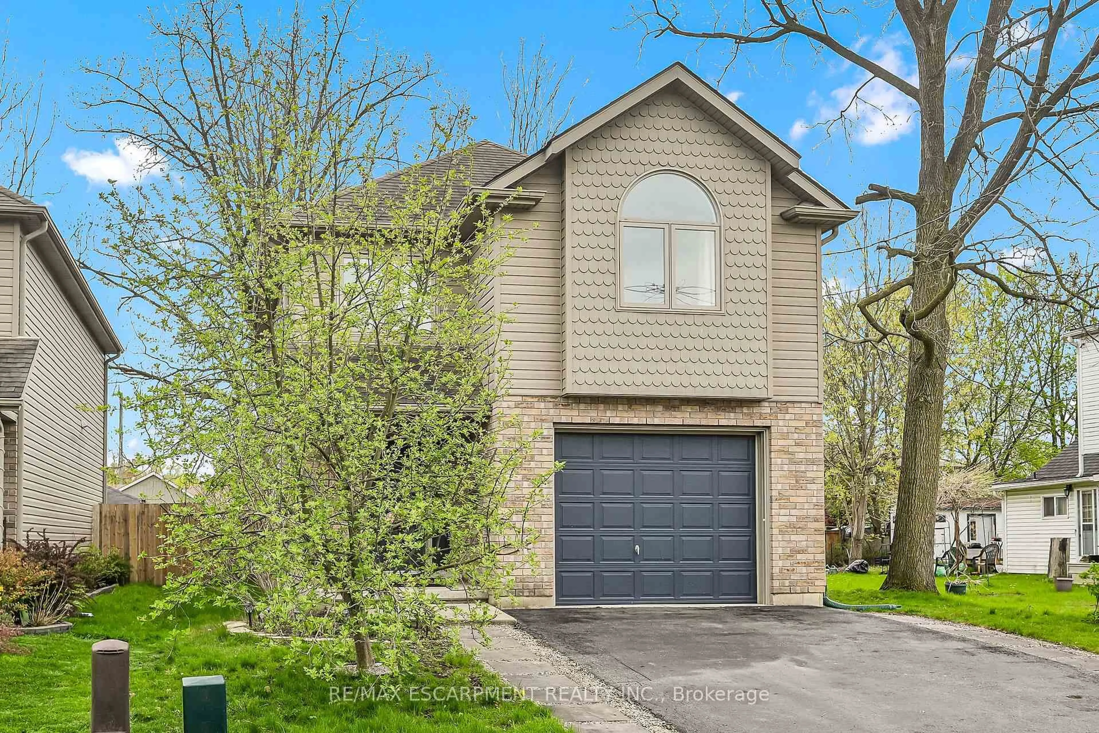 Home with brick exterior material, street for 74 Richardson St, Brantford Ontario N3T 1J1