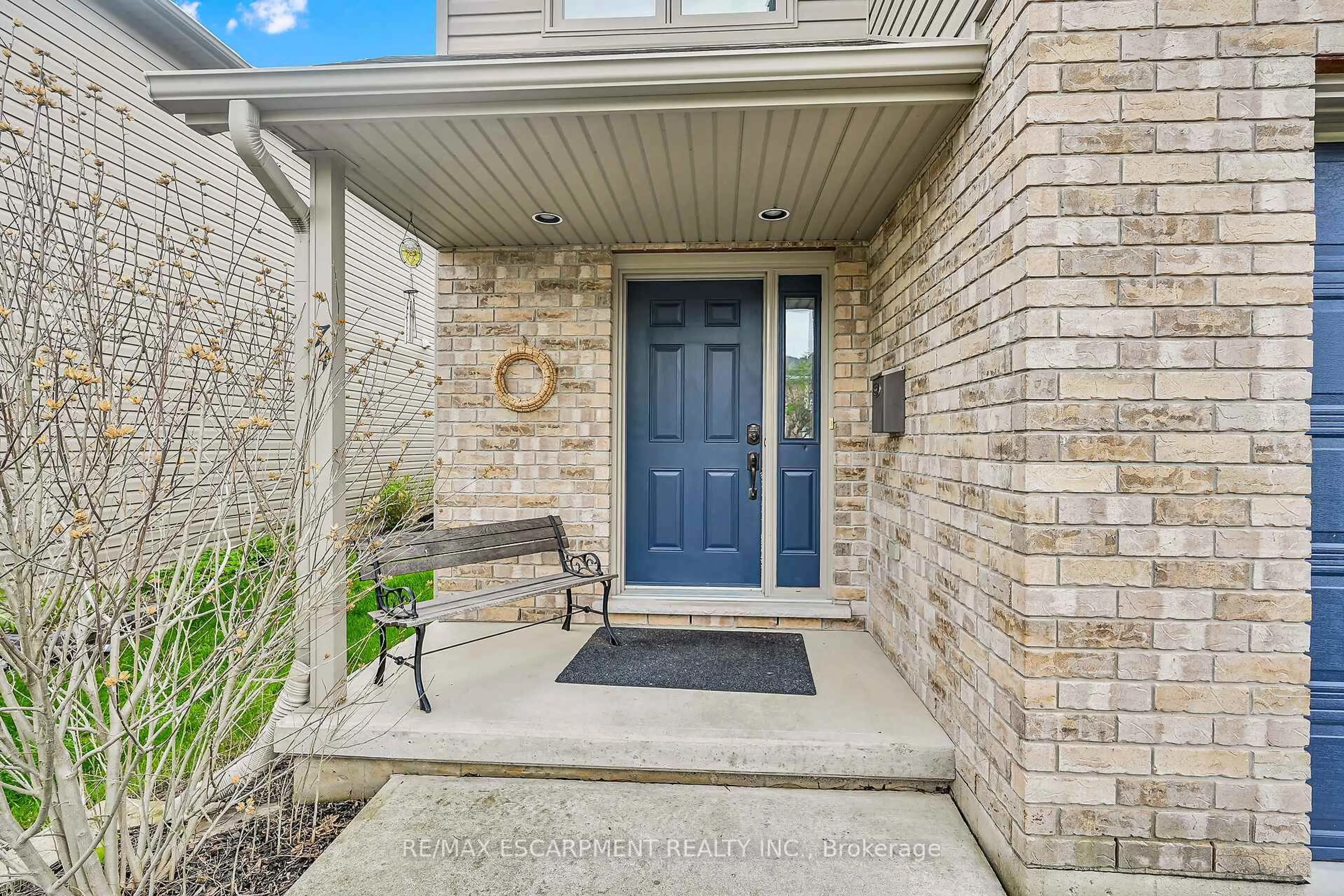 Indoor entryway for 74 Richardson St, Brantford Ontario N3T 1J1