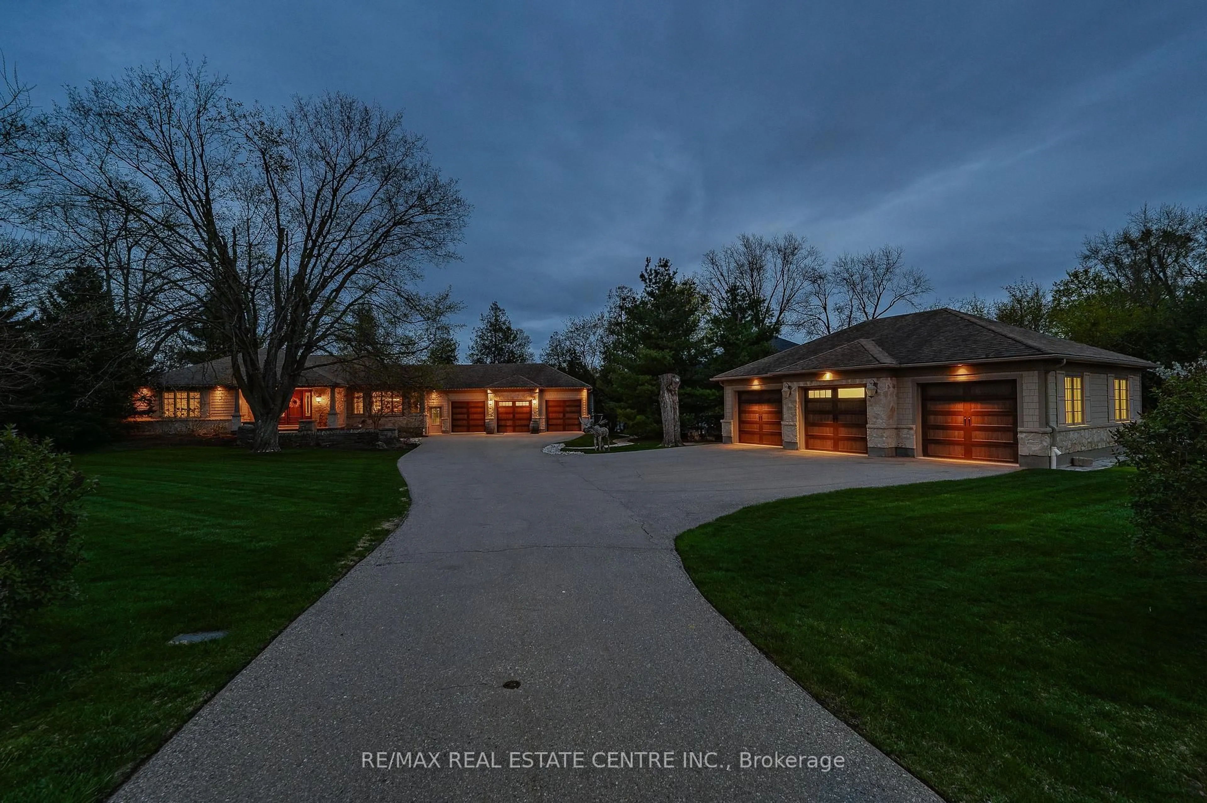 A pic from outside/outdoor area/front of a property/back of a property/a pic from drone, water/lake/river/ocean view for 14 Old Cottage Pl, Kitchener Ontario N2K 4K2