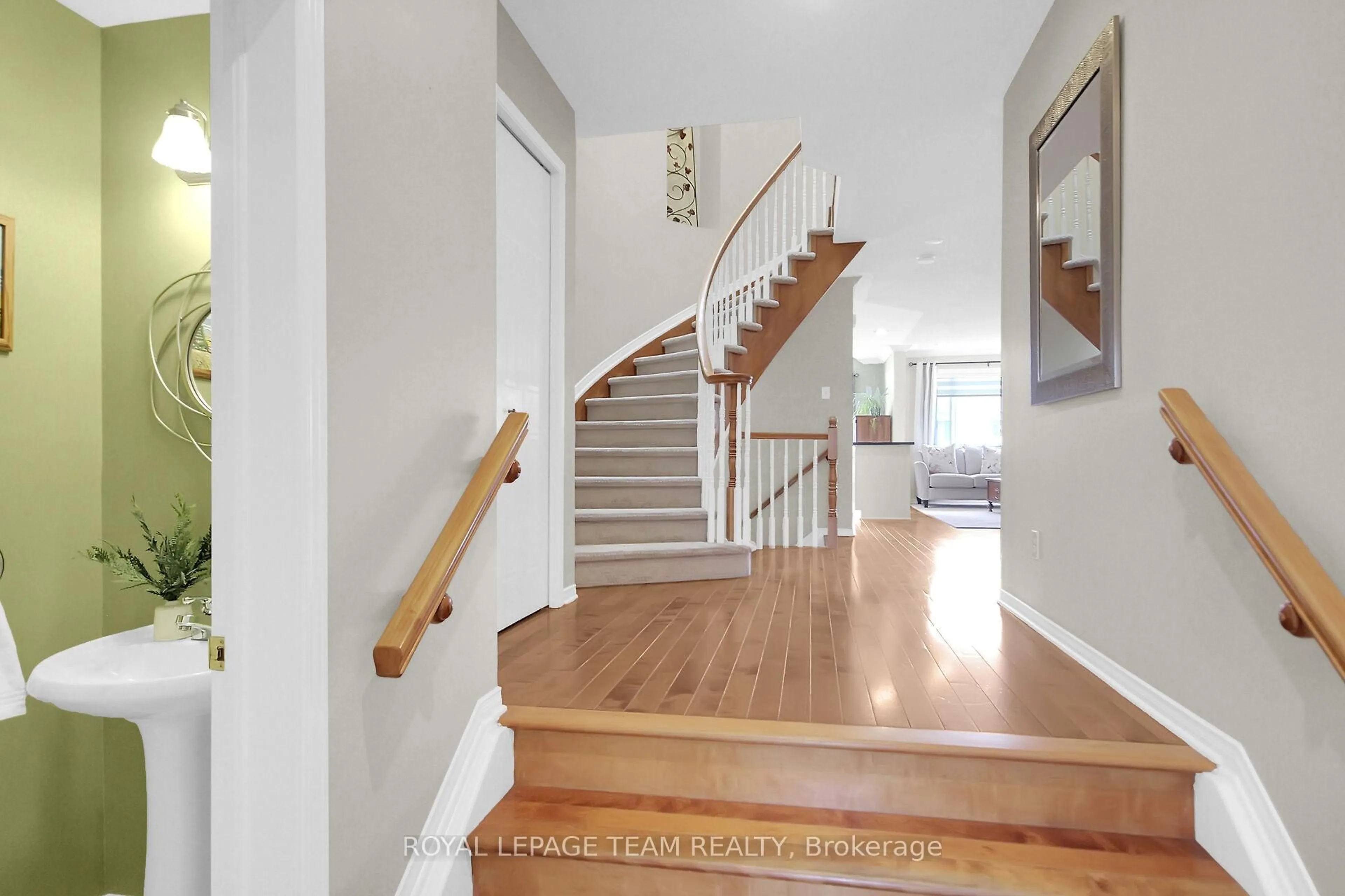 Unknown for 484 Meadowbreeze Dr, Ottawa Ontario K2M 2T6
