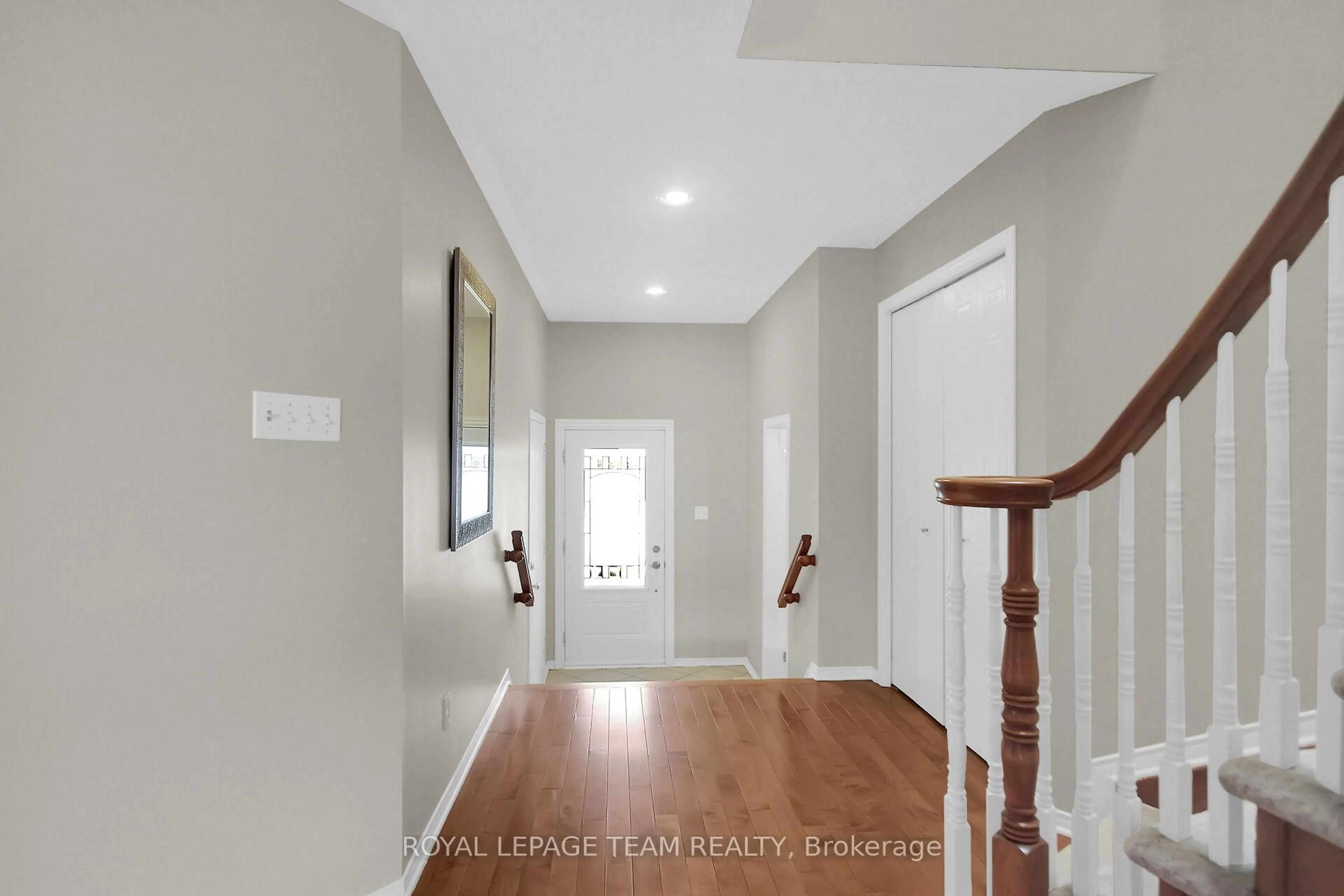 Indoor entryway for 484 Meadowbreeze Dr, Ottawa Ontario K2M 2T6