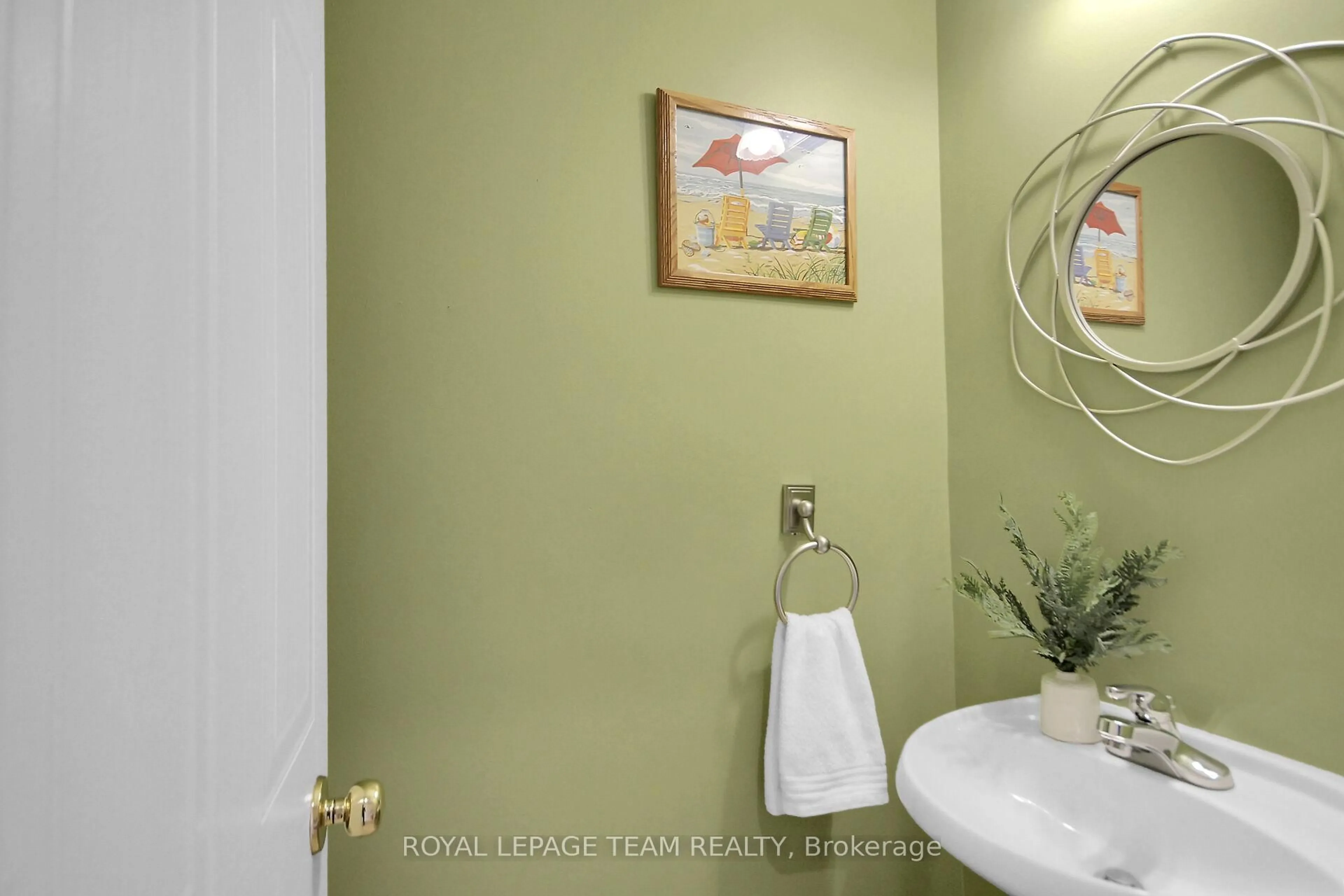 Standard bathroom, ceramic/tile floor for 484 Meadowbreeze Dr, Ottawa Ontario K2M 2T6