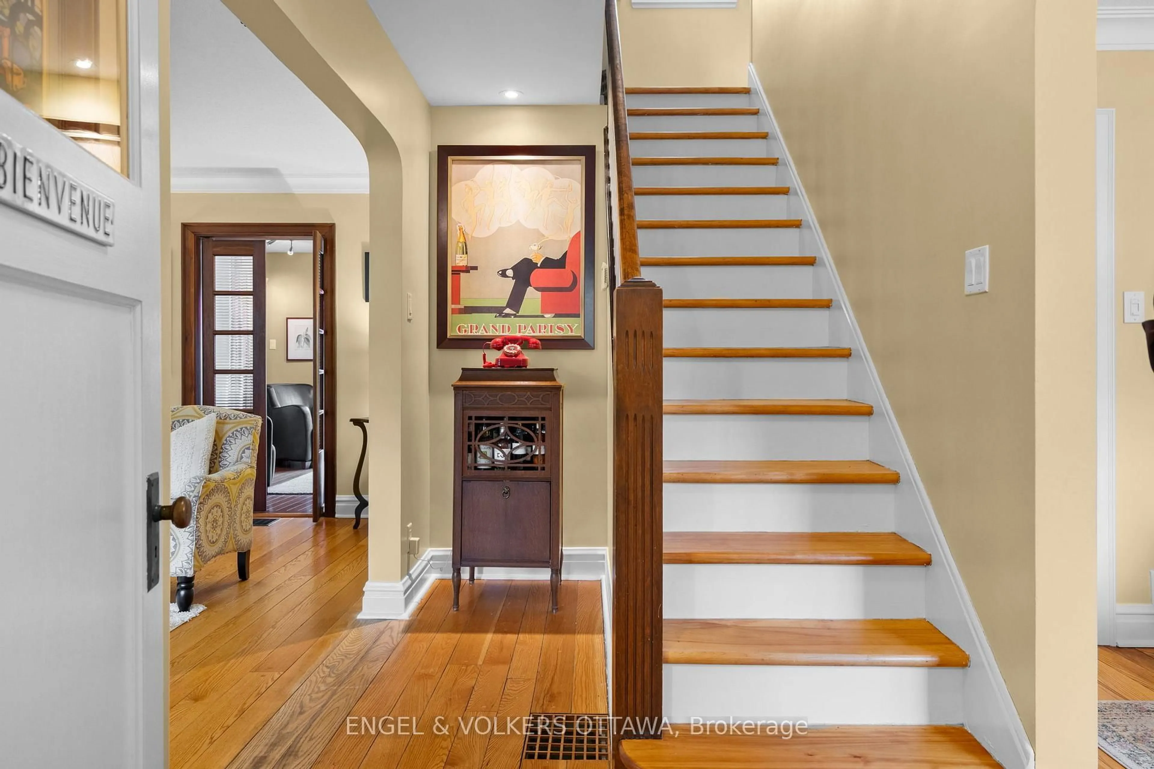 Indoor entryway for 299 Fifth Ave, Ottawa Ontario K1S 2N4