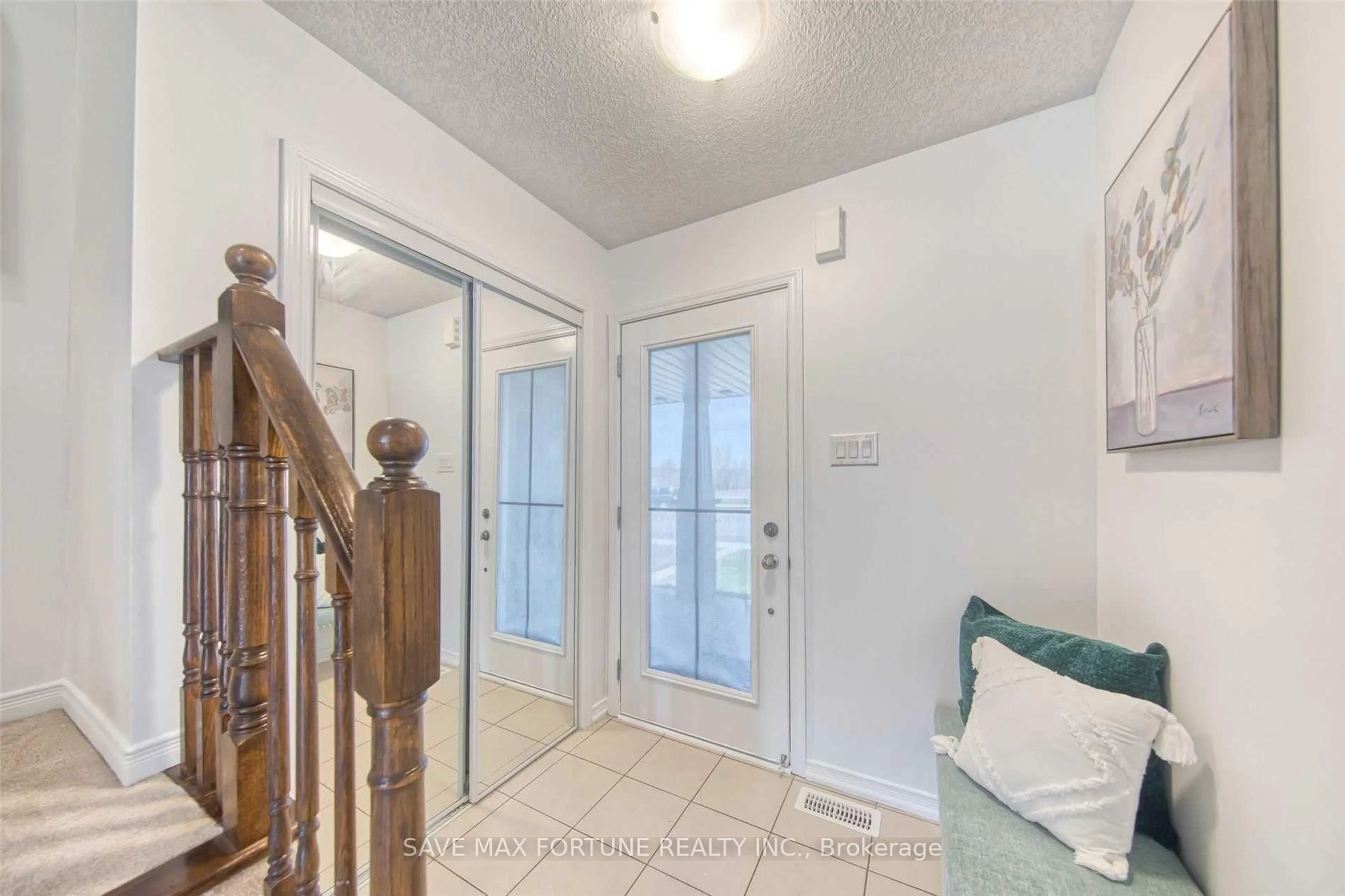 Indoor entryway for 41 Longboat Ru, Brantford Ontario N3T 0P3