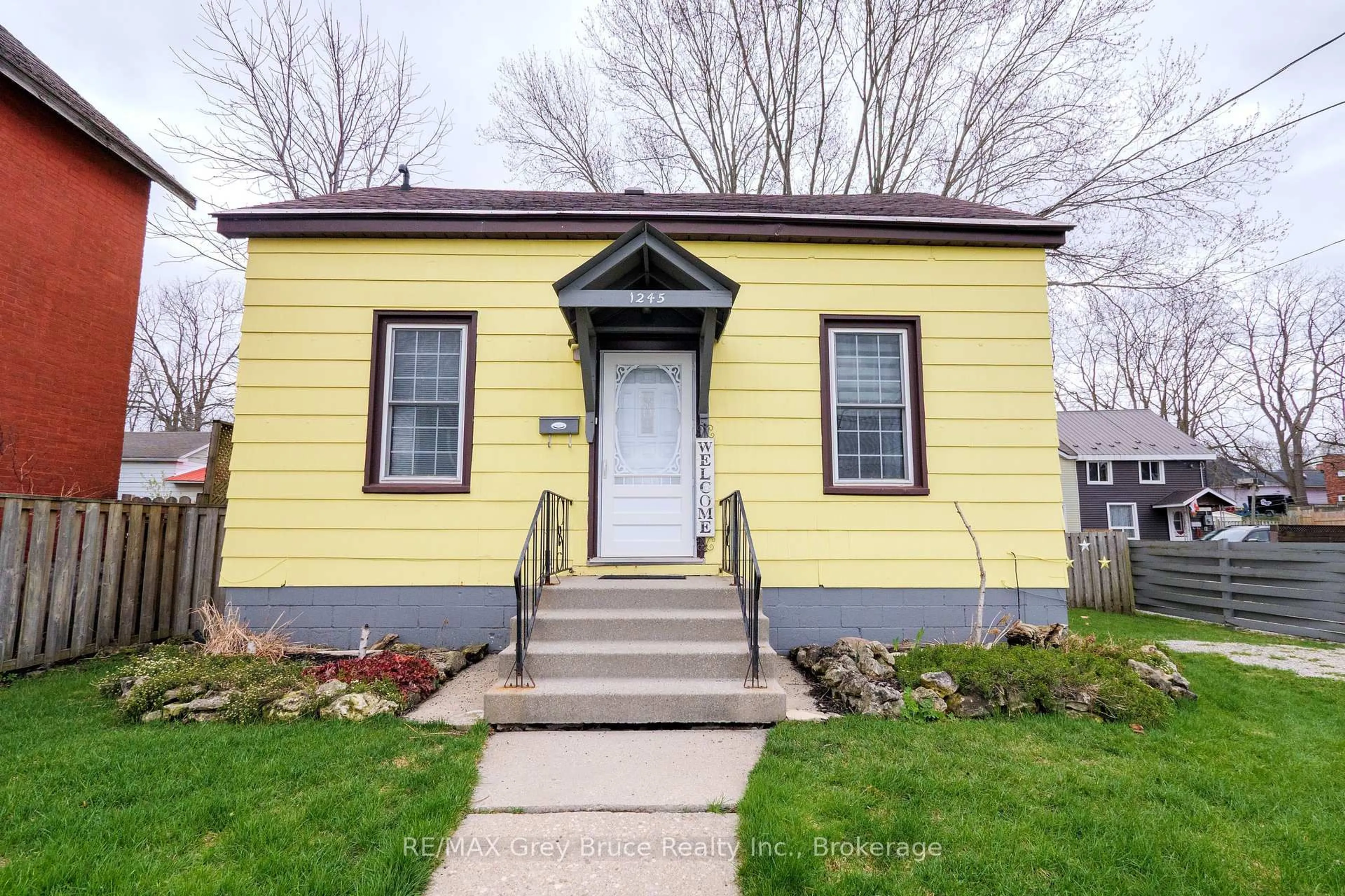 Home with vinyl exterior material, street for 1245 2nd Ave, Owen Sound Ontario N4K 2M5
