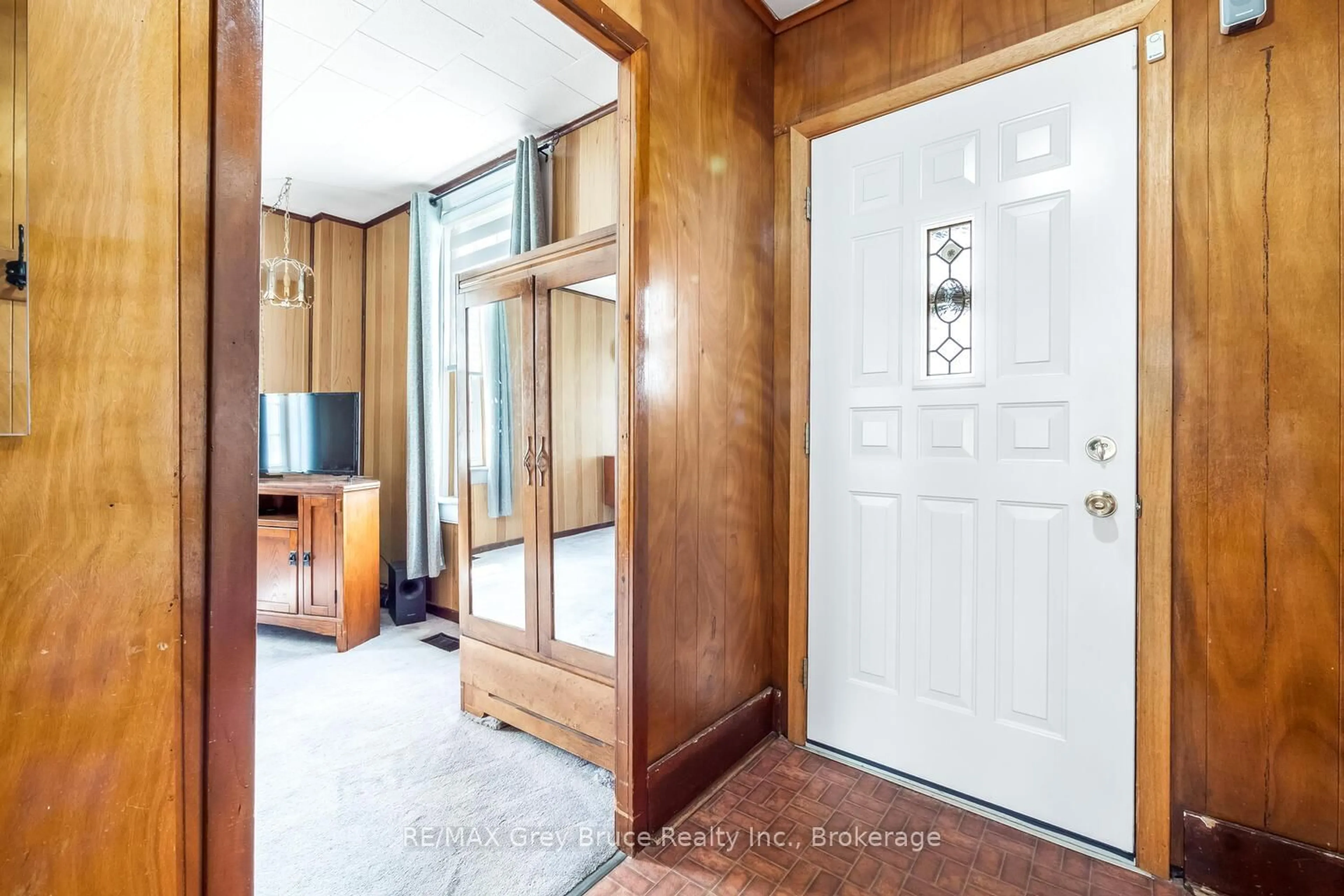 Indoor foyer for 1245 2nd Ave, Owen Sound Ontario N4K 2M5