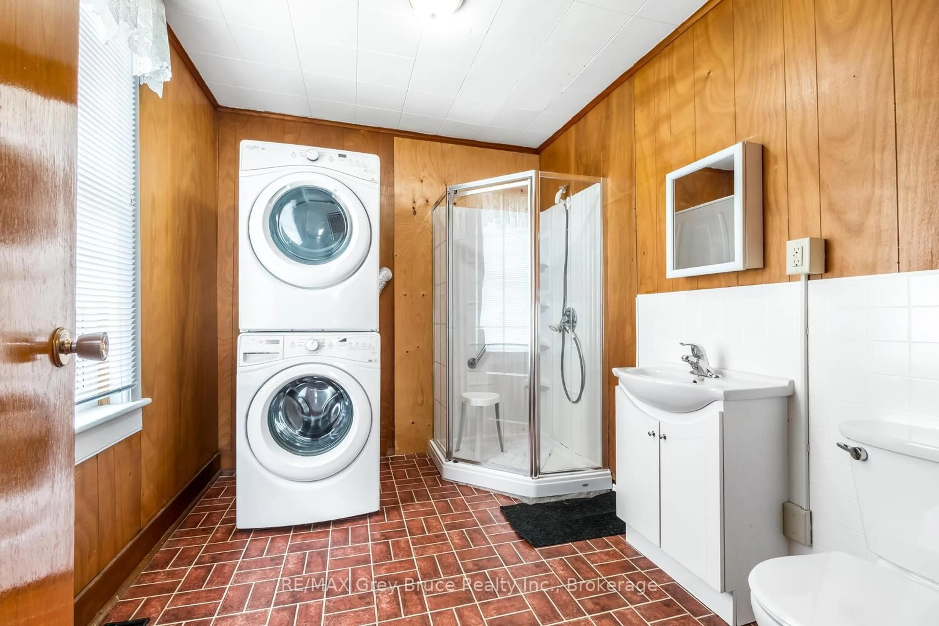 Laundry room for 1245 2nd Ave, Owen Sound Ontario N4K 2M5