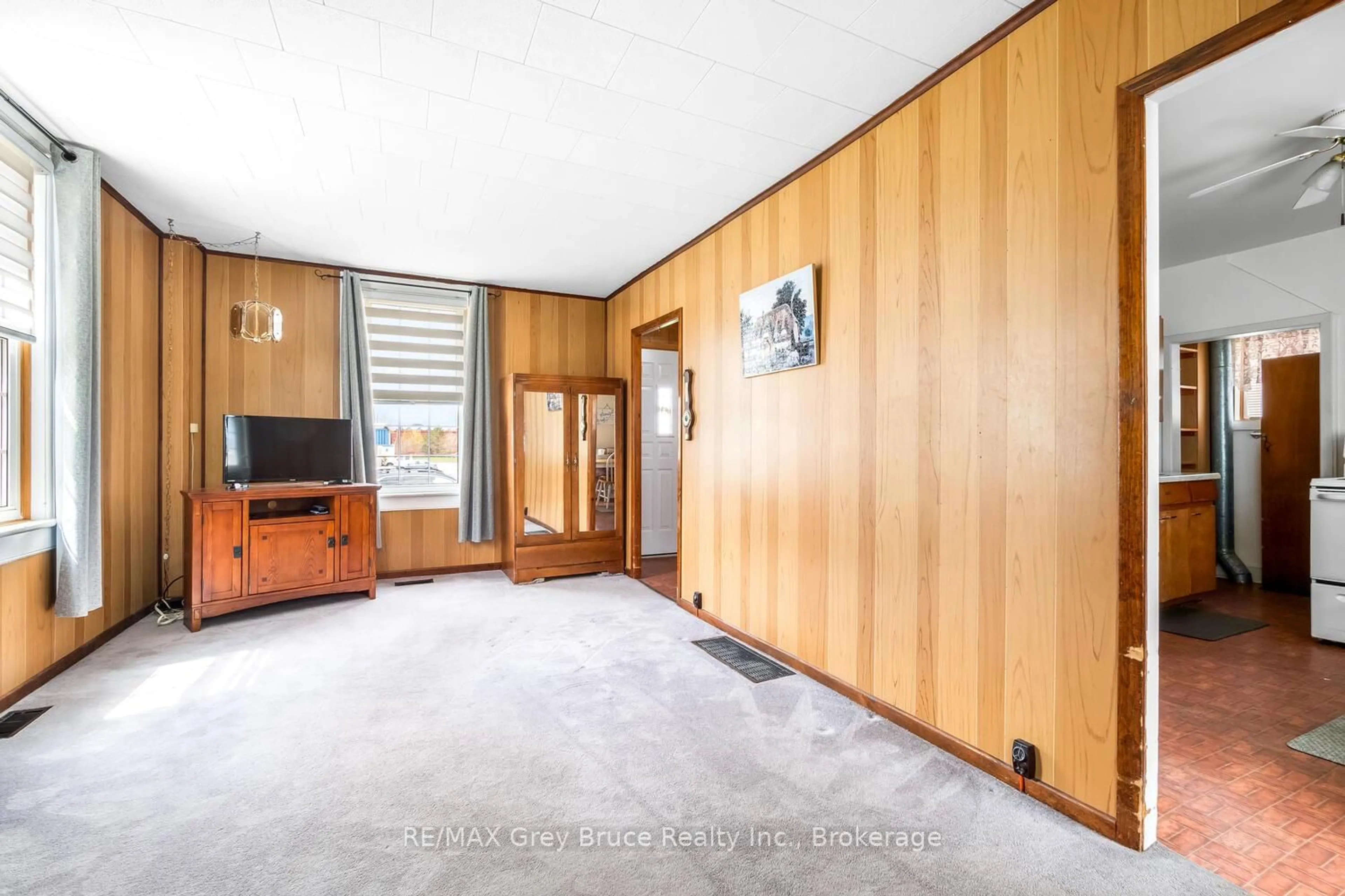 Indoor foyer for 1245 2nd Ave, Owen Sound Ontario N4K 2M5