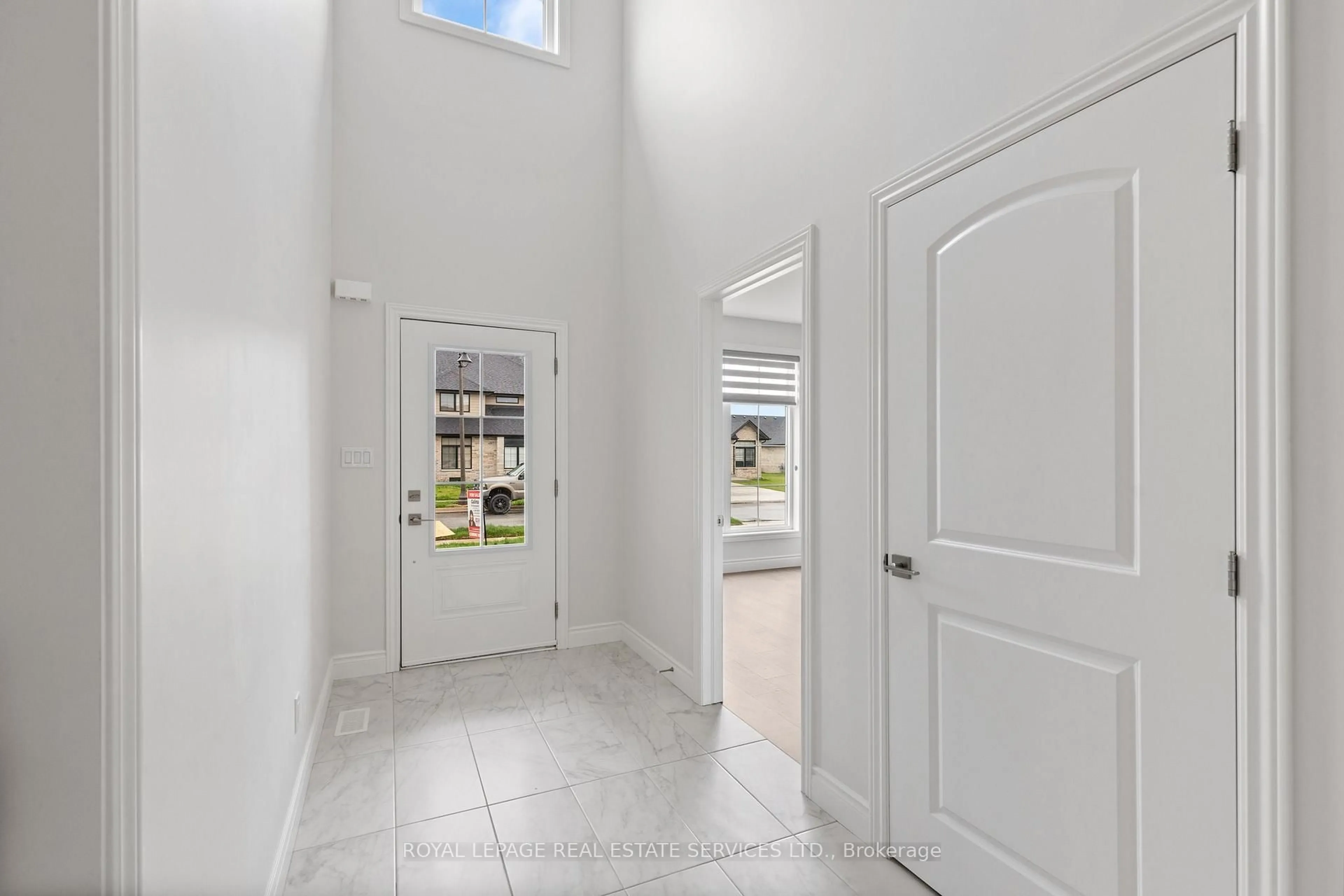 Indoor entryway for 512 Water Rd, Amherstburg Ontario N9V 0H1