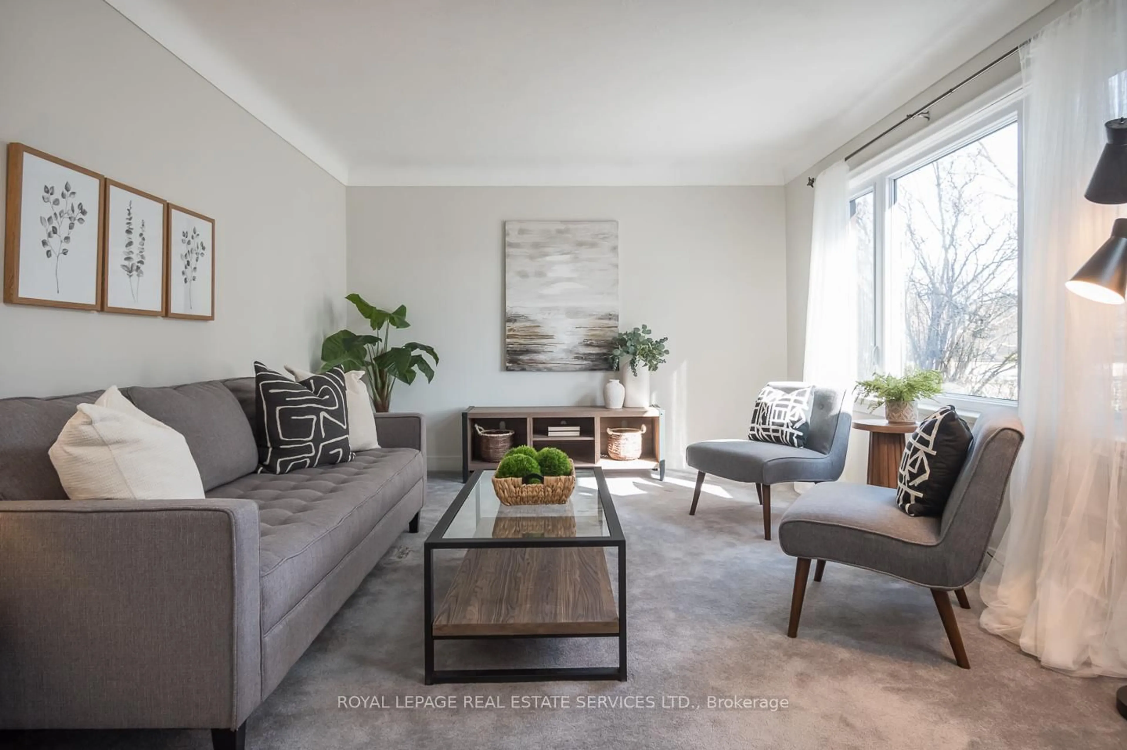 Living room with furniture, unknown for 19 Munro St, Thorold Ontario L2V 2V7