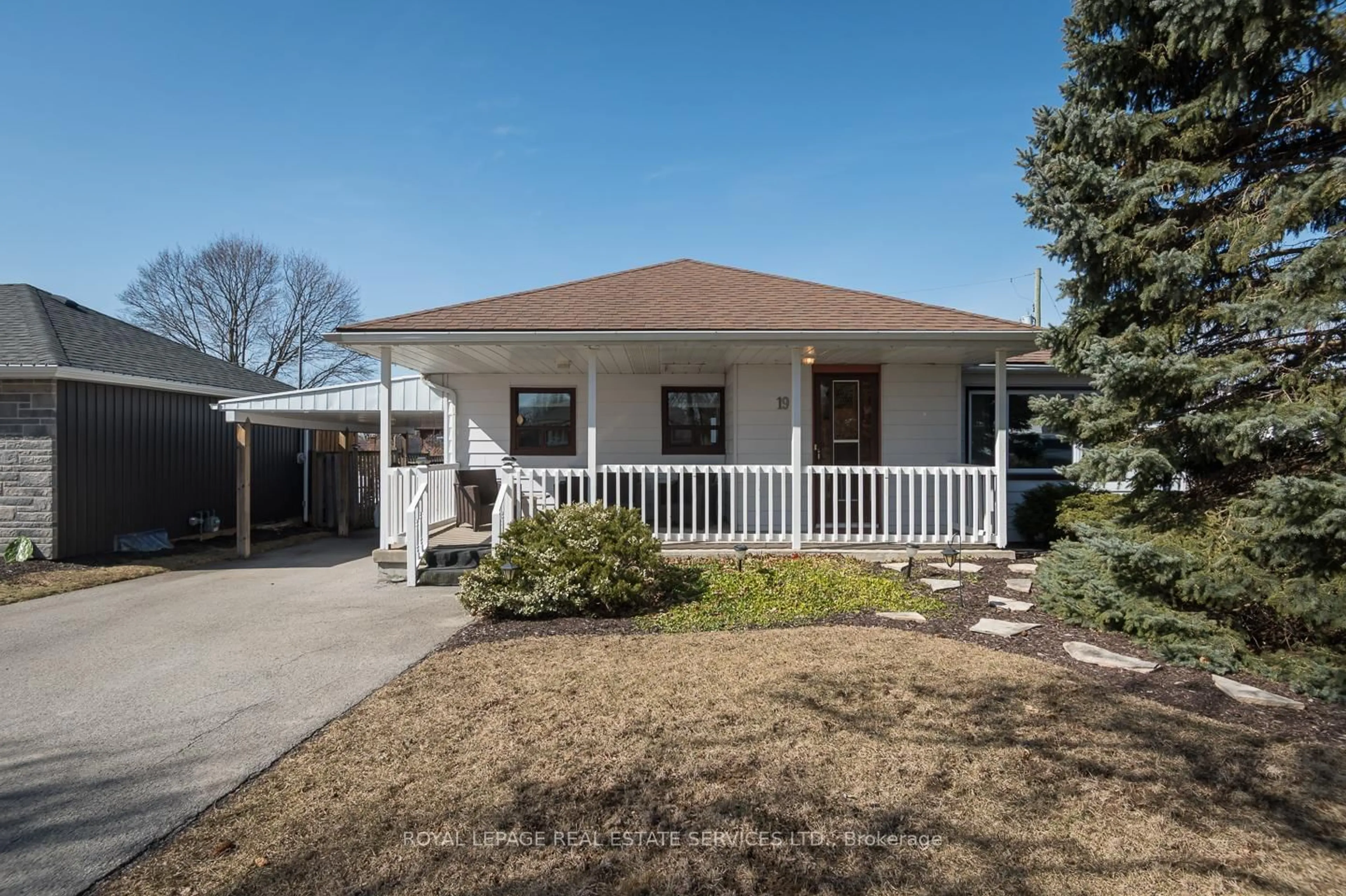 Home with vinyl exterior material, street for 19 Munro St, Thorold Ontario L2V 2V7
