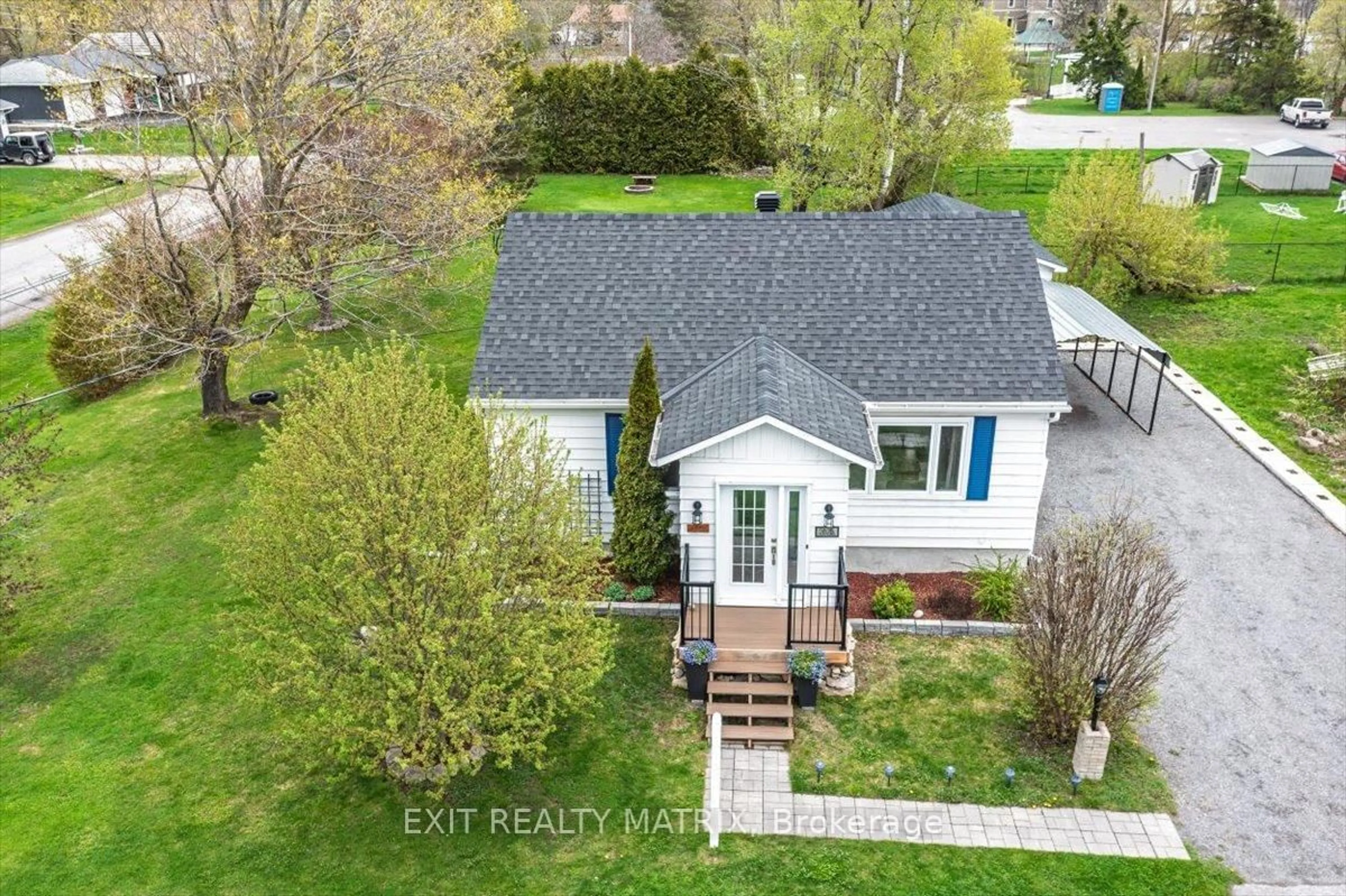 A pic from outside/outdoor area/front of a property/back of a property/a pic from drone, street for 2625 Dow St, Metcalfe Ontario K0A 2P0