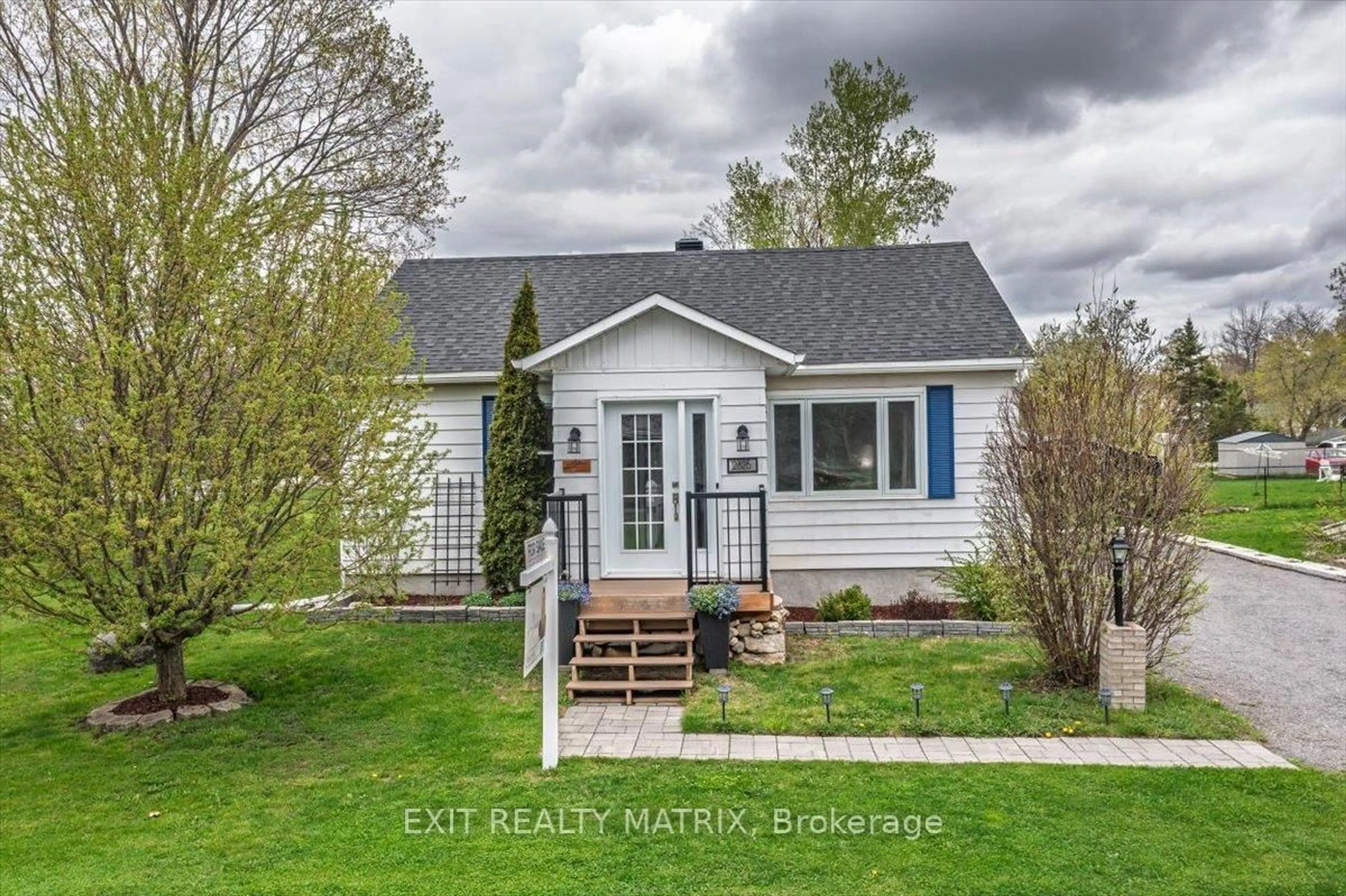 Home with vinyl exterior material, unknown for 2625 Dow St, Metcalfe Ontario K0A 2P0