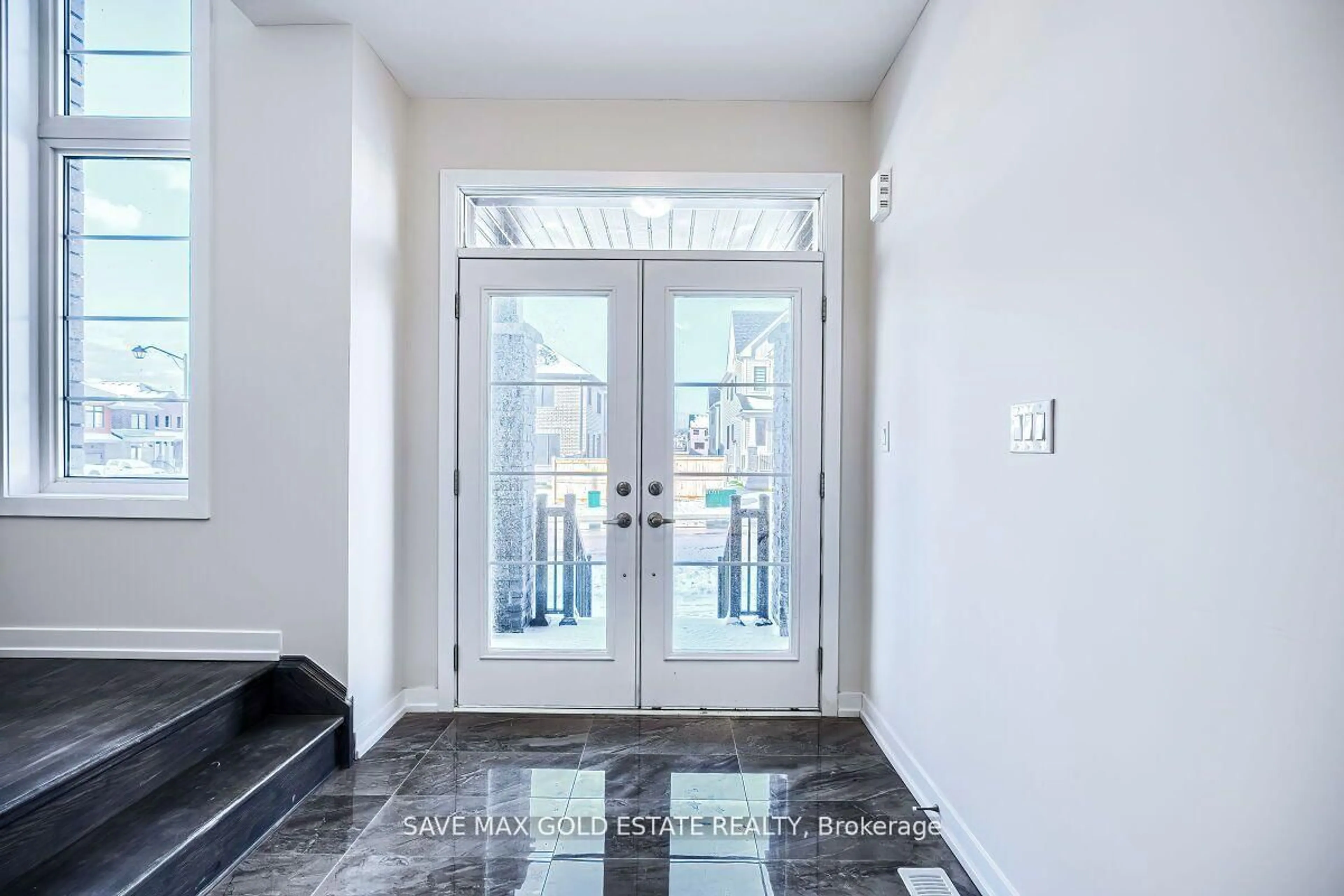 Indoor entryway for 99 Lilac Circ, Haldimand Ontario N3W 0H6