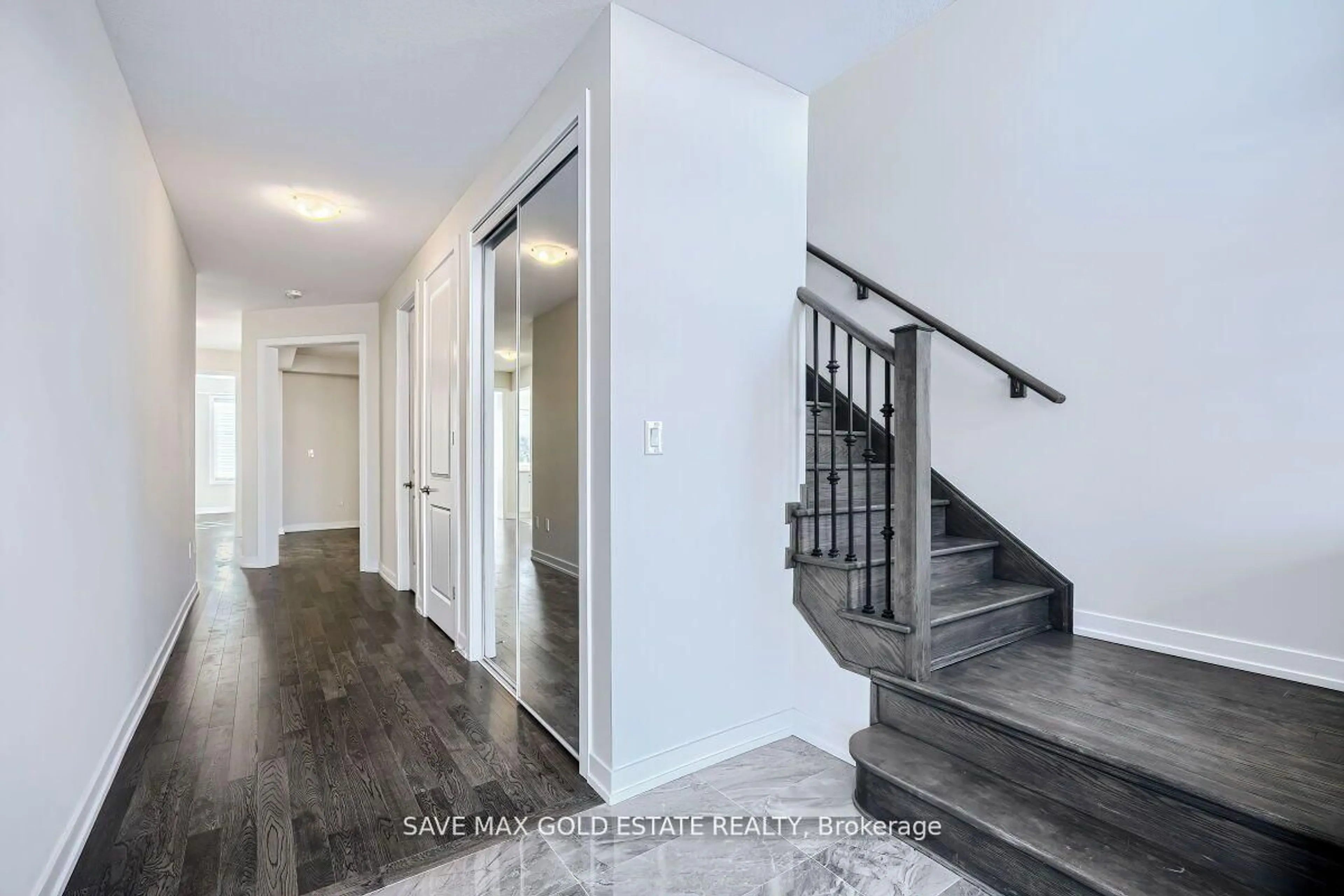 Indoor entryway for 99 Lilac Circ, Haldimand Ontario N3W 0H6