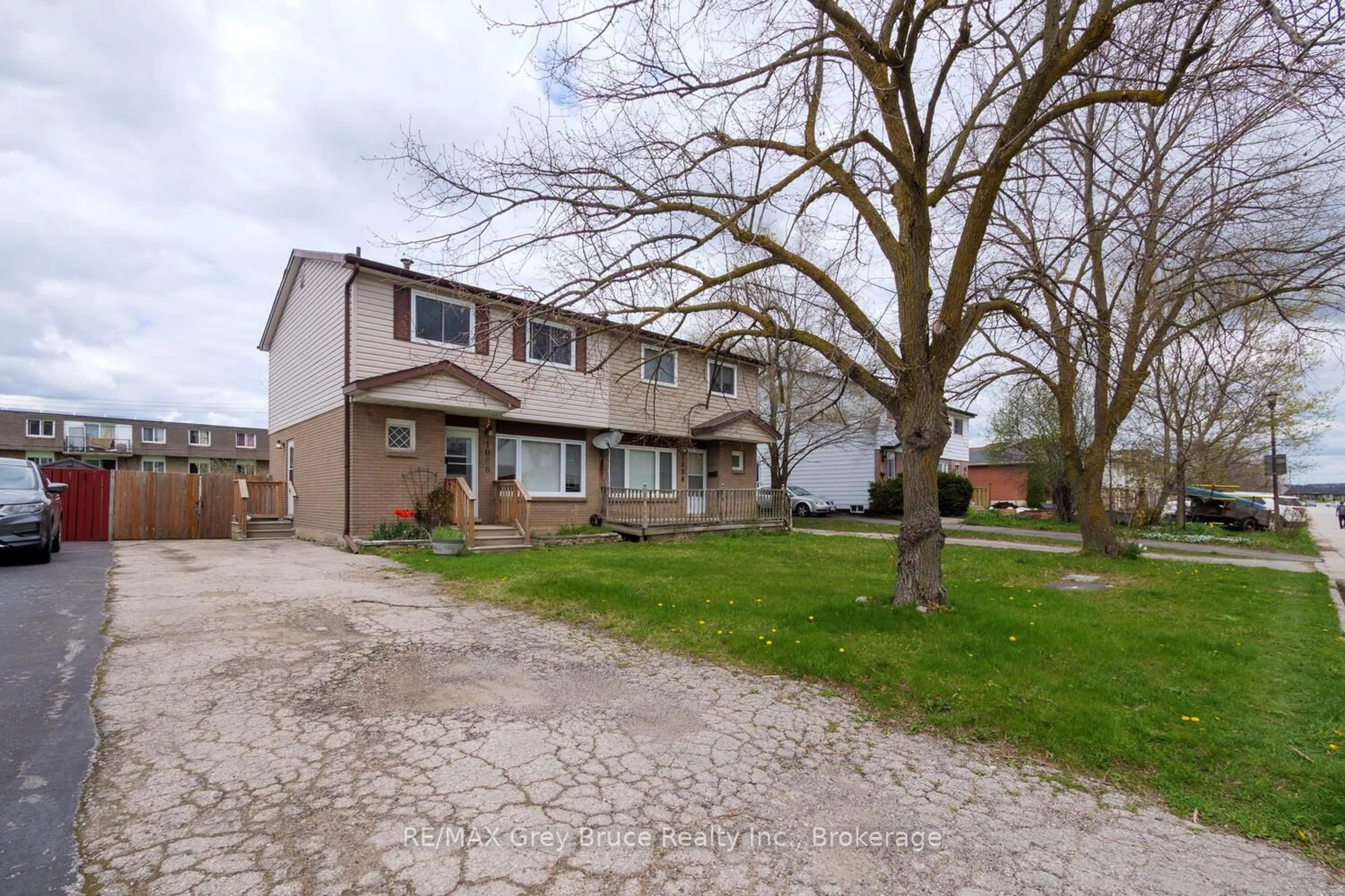 A pic from outside/outdoor area/front of a property/back of a property/a pic from drone, street for 1096 15th St B Ave, Owen Sound Ontario N4K 1Y4