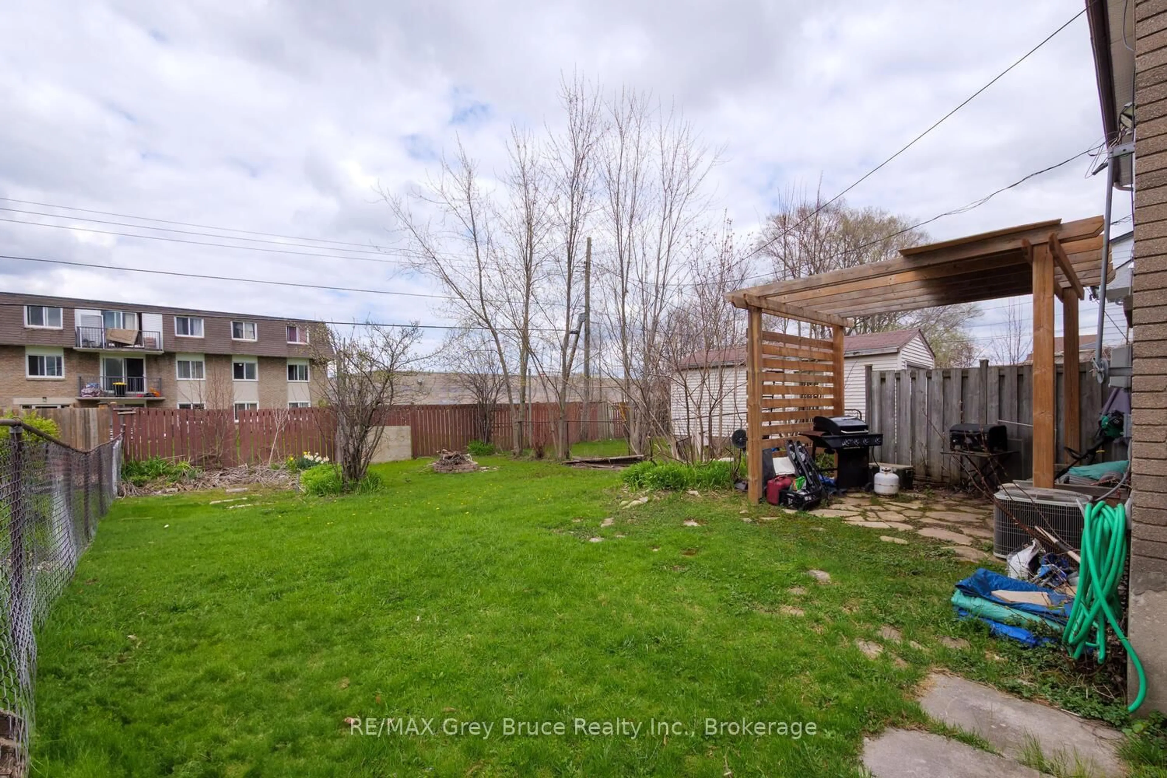 Unknown for 1096 15th St B Ave, Owen Sound Ontario N4K 1Y4