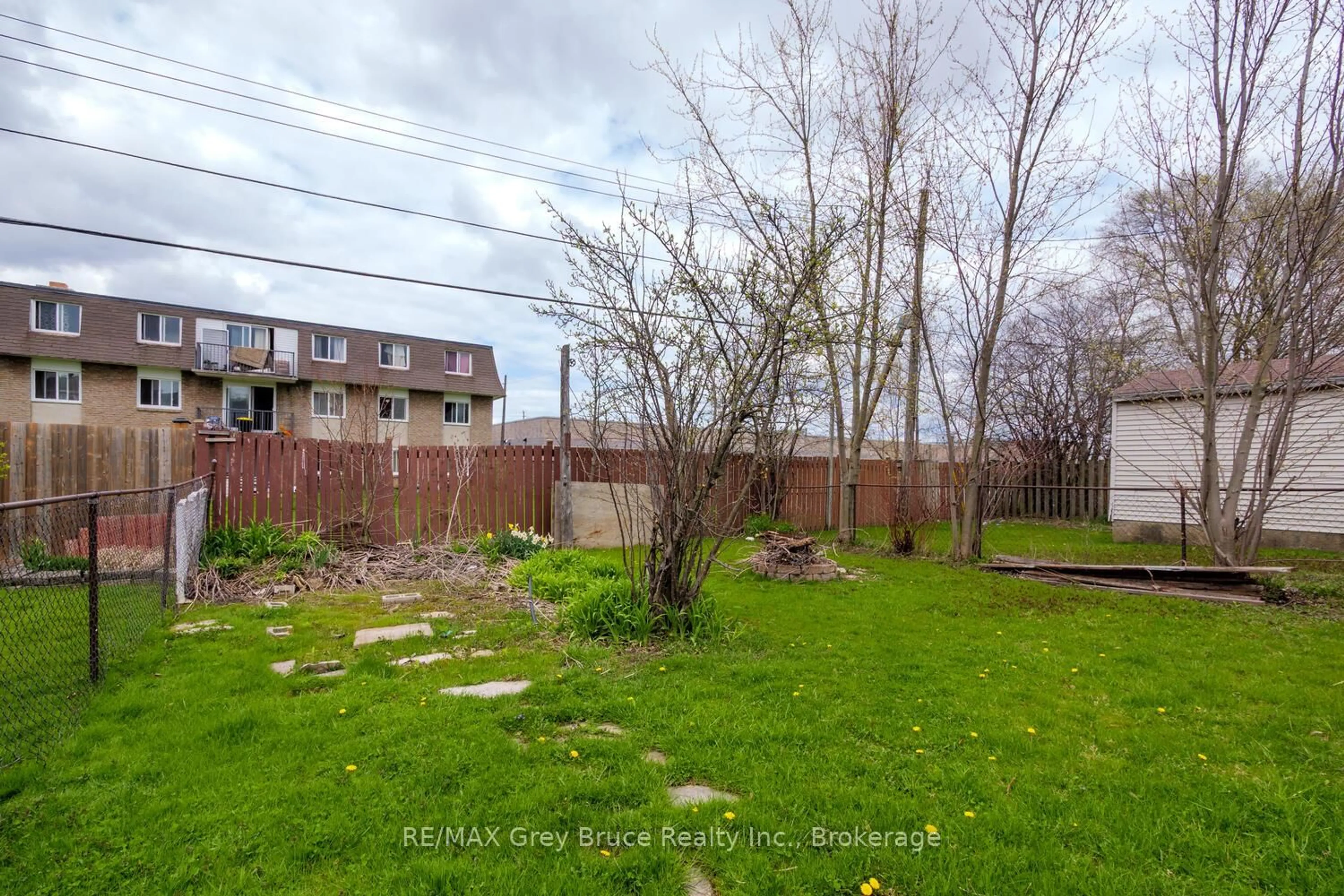 A pic from outside/outdoor area/front of a property/back of a property/a pic from drone, unknown for 1096 15th St B Ave, Owen Sound Ontario N4K 1Y4