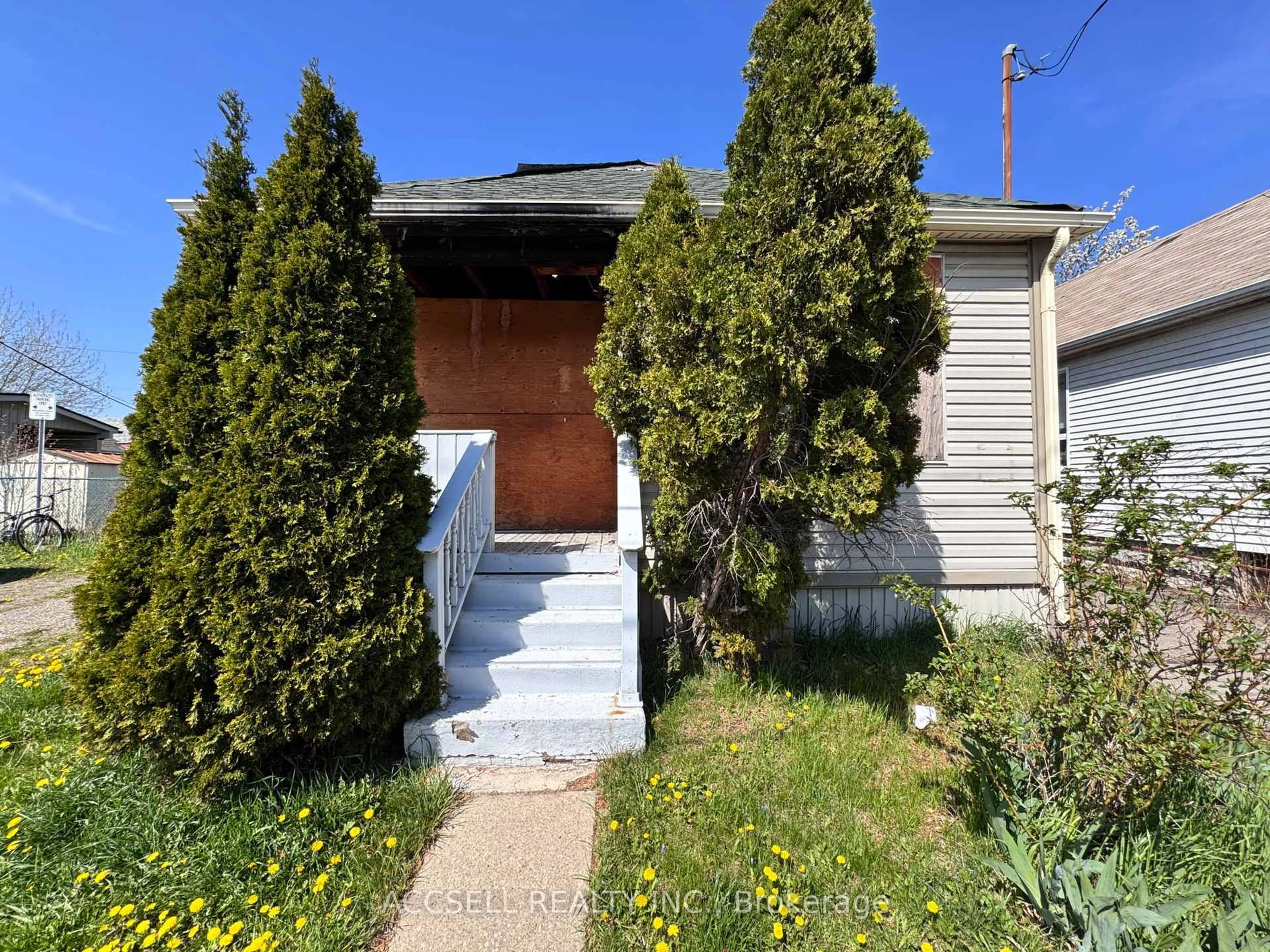 Unknown for 1371 Cannon St, Hamilton Ontario L8H 1W2