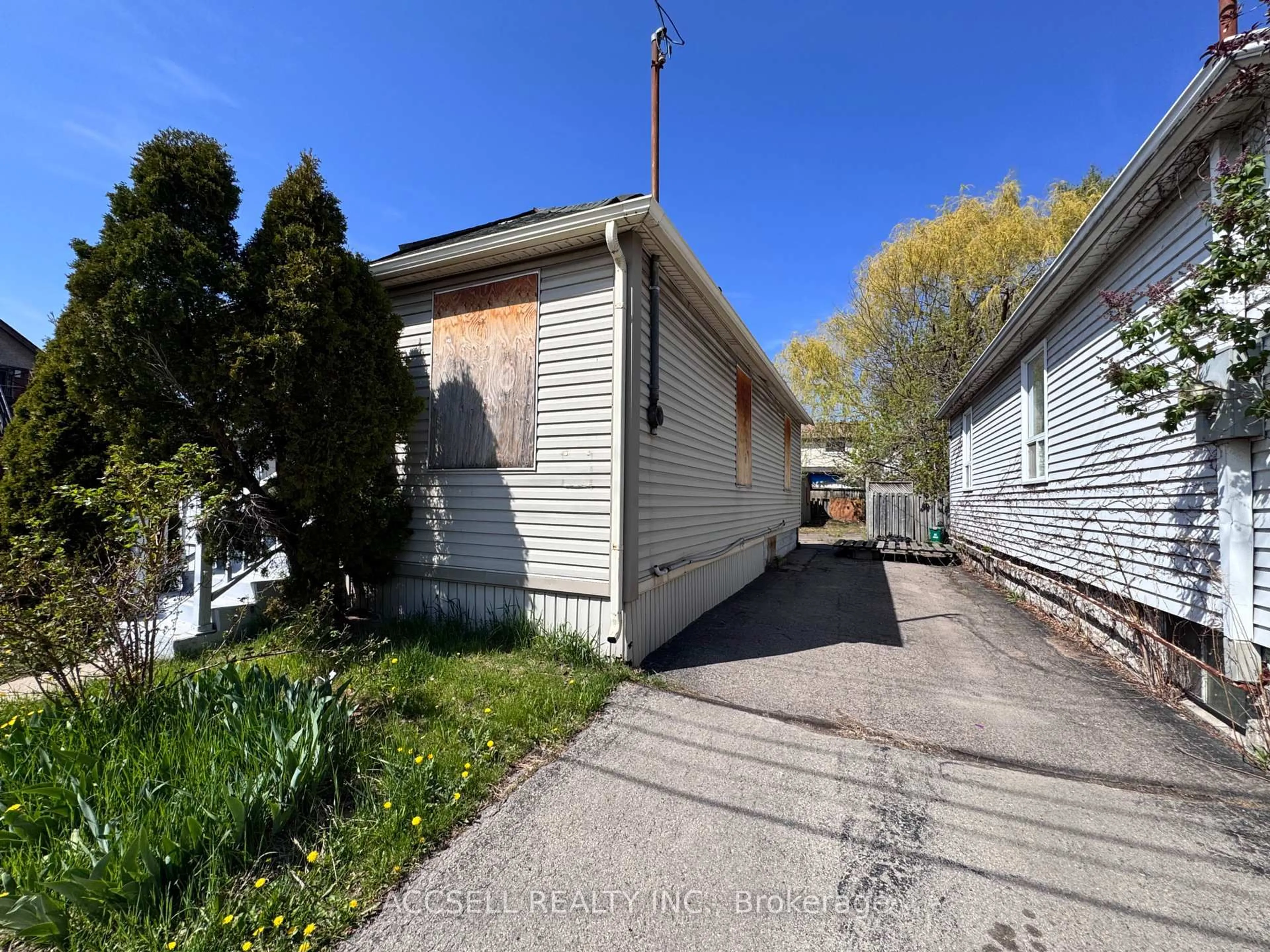 Shed for 1371 Cannon St, Hamilton Ontario L8H 1W2