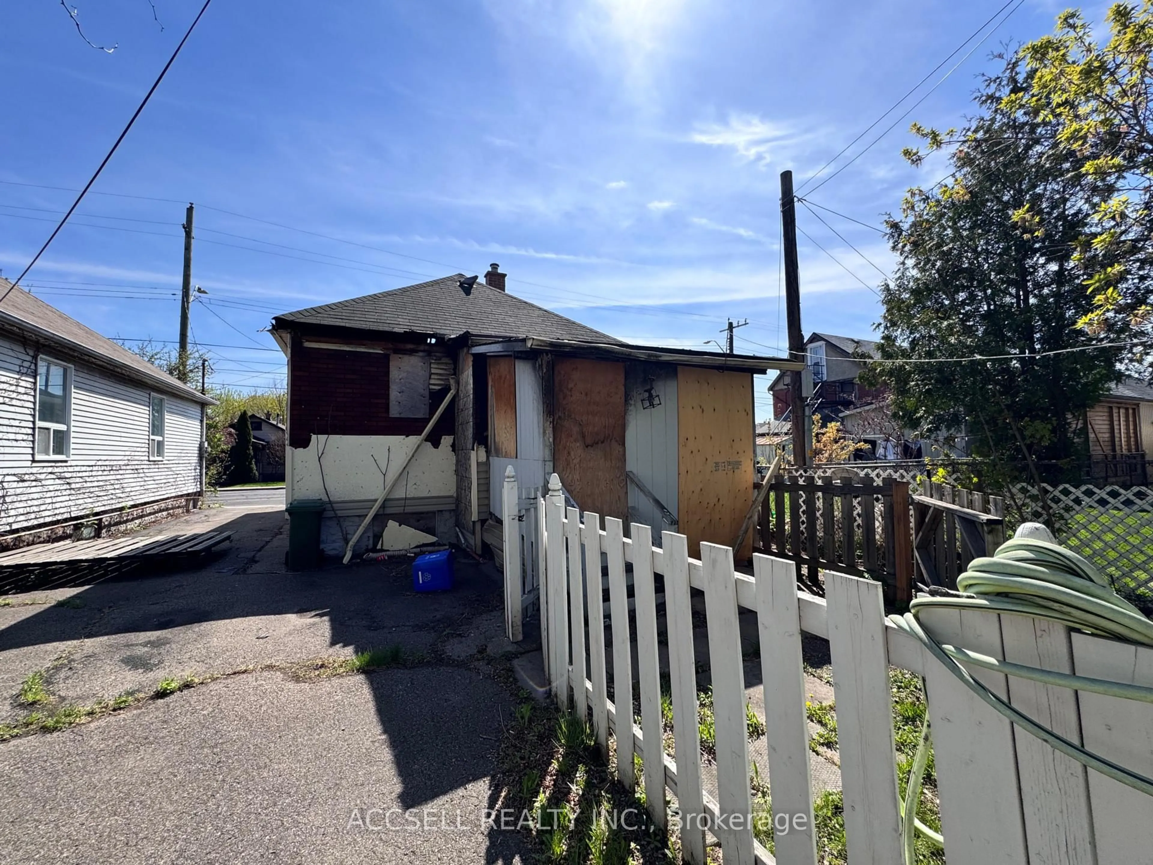 Shed for 1371 Cannon St, Hamilton Ontario L8H 1W2