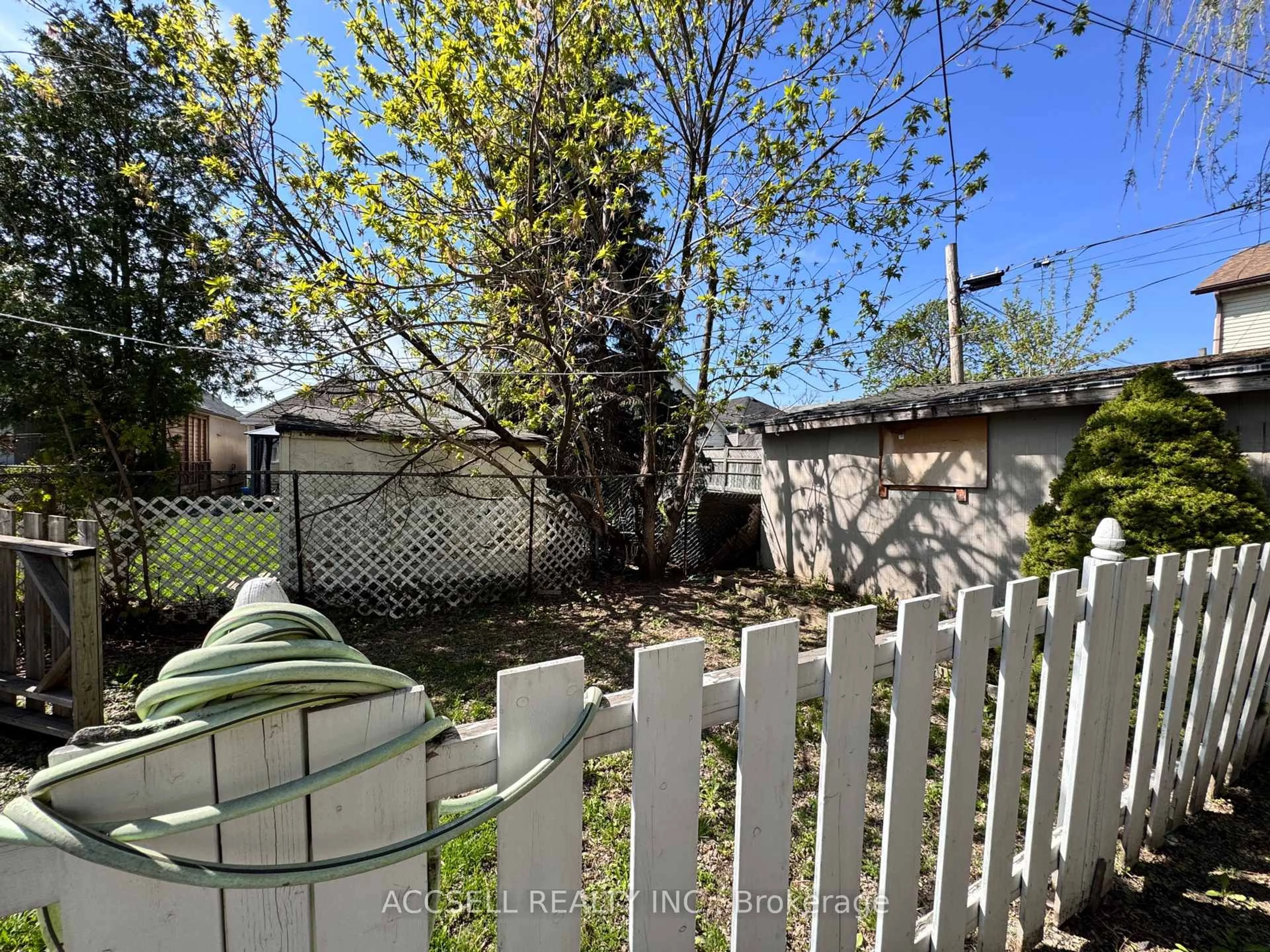 A pic from outside/outdoor area/front of a property/back of a property/a pic from drone, street for 1371 Cannon St, Hamilton Ontario L8H 1W2
