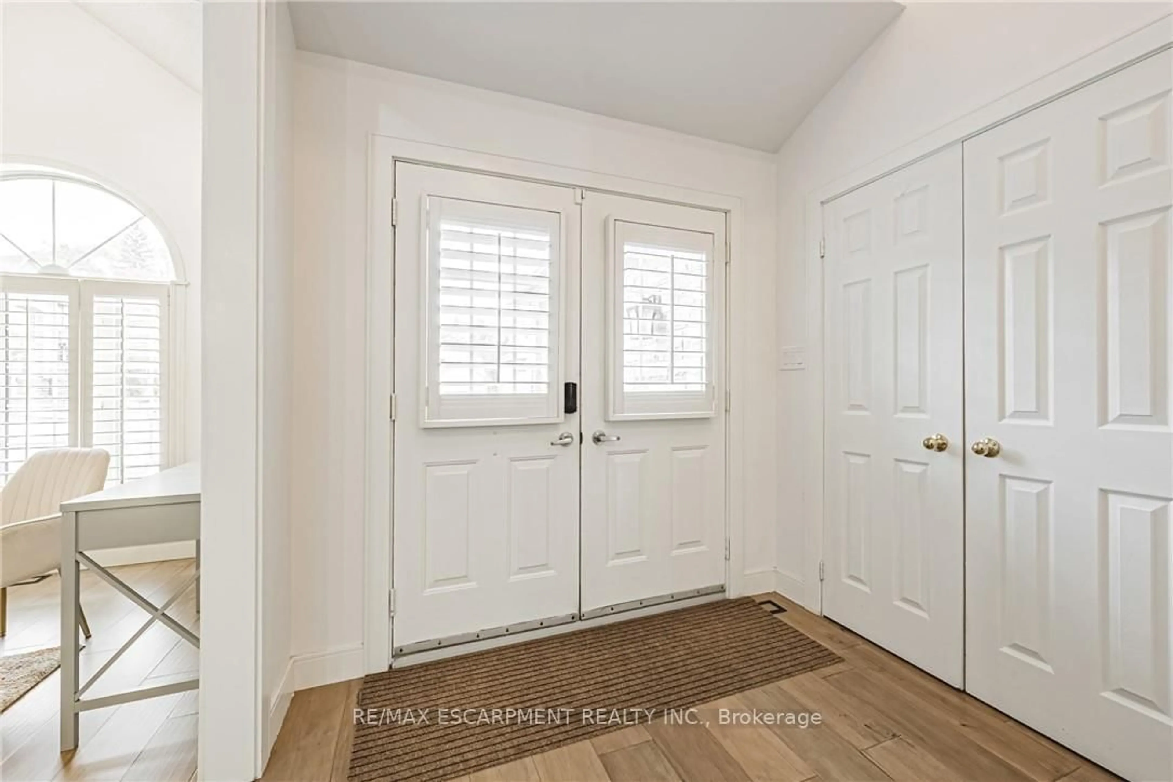 Indoor entryway for 6 Windmill Pl, Hamilton Ontario L9M 6V9
