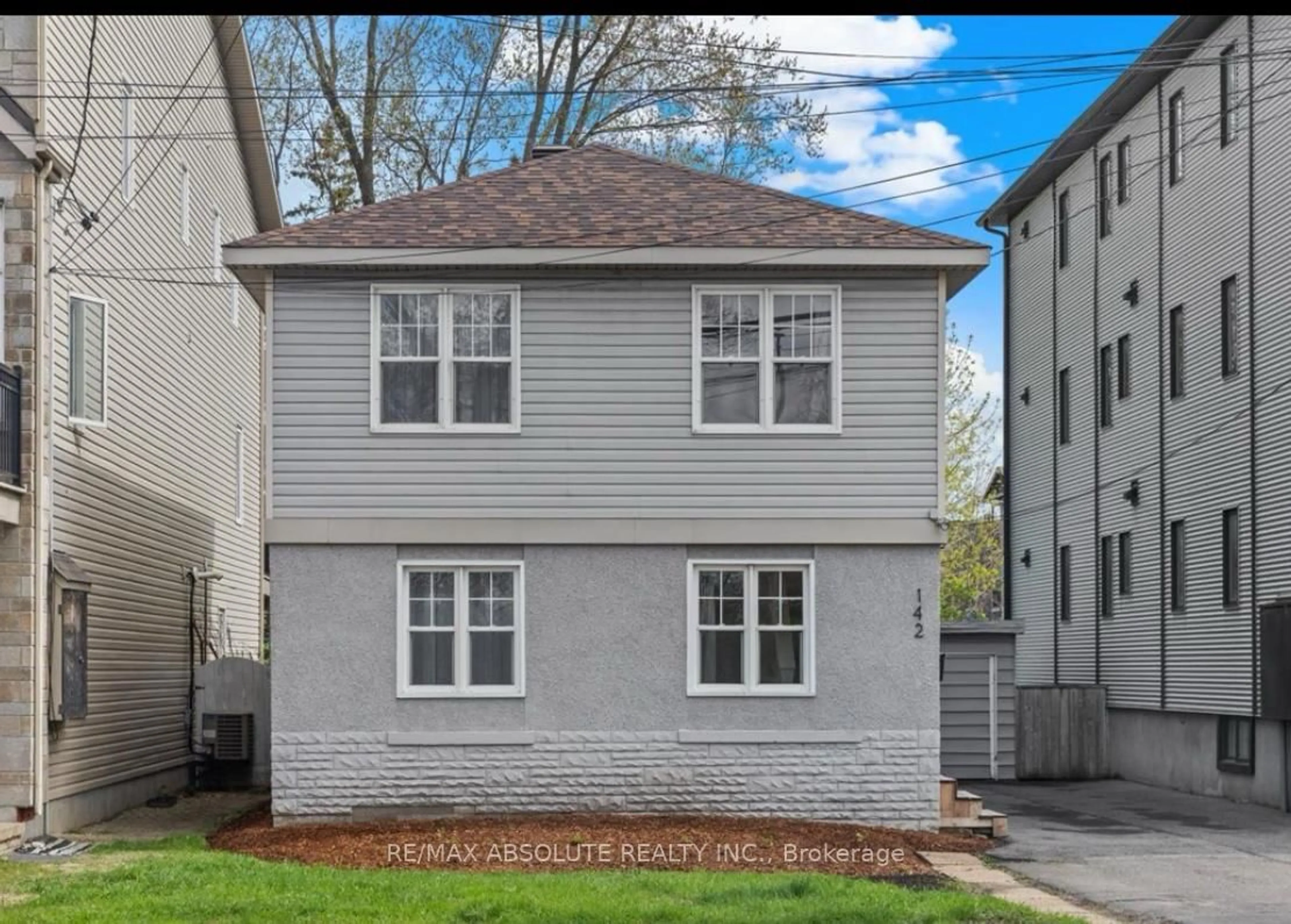 Home with vinyl exterior material, street for 142 Lees Ave, Ottawa Ontario K1S 0C3