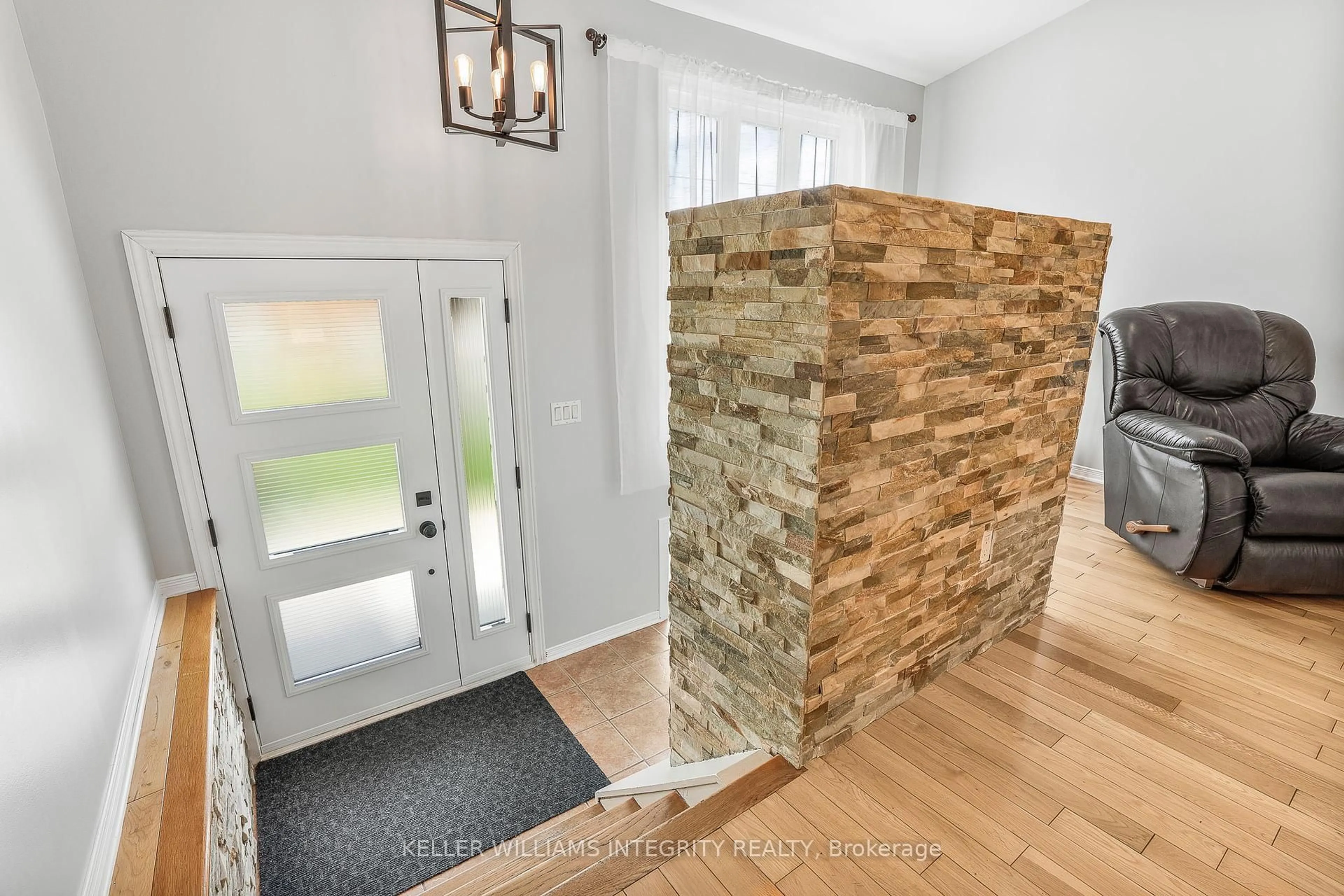 Indoor entryway for 530A Devista Blvd, Alfred and Plantagenet Ontario K0B 1A0