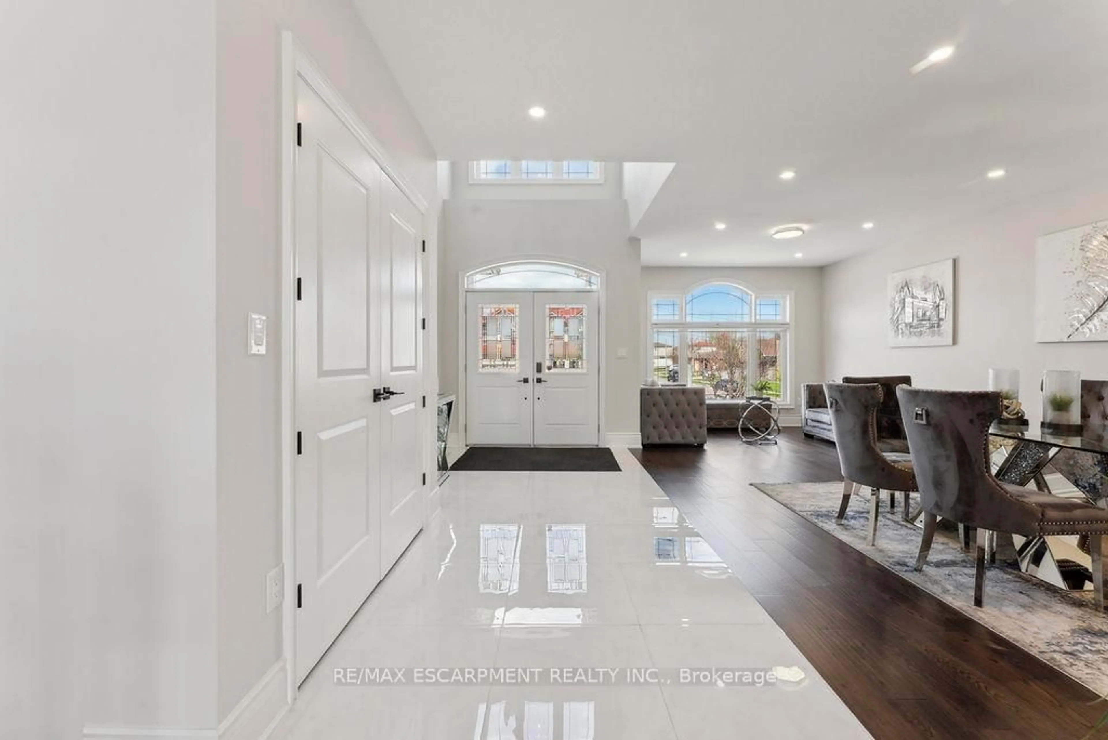 Indoor entryway for 54 CHIPMAN Ave, Hamilton Ontario L9A 2T1