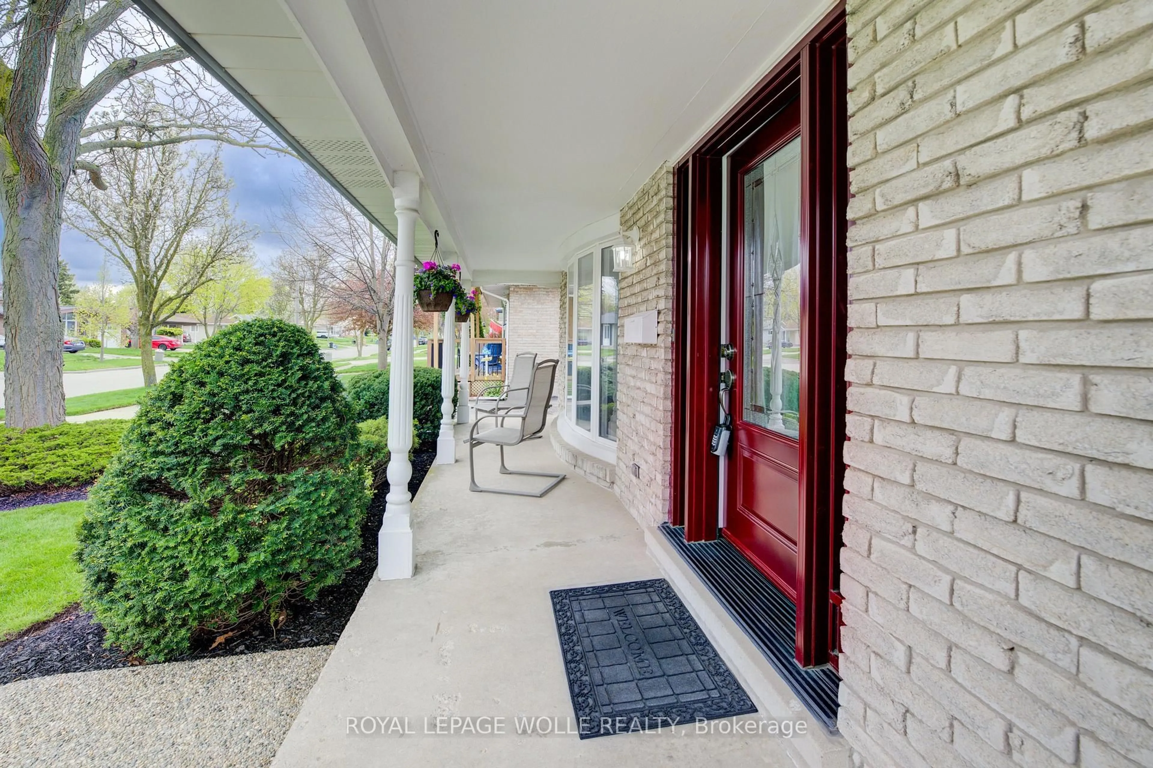 Indoor entryway for 22 Appalachian Cres, Kitchener Ontario N2E 1A4