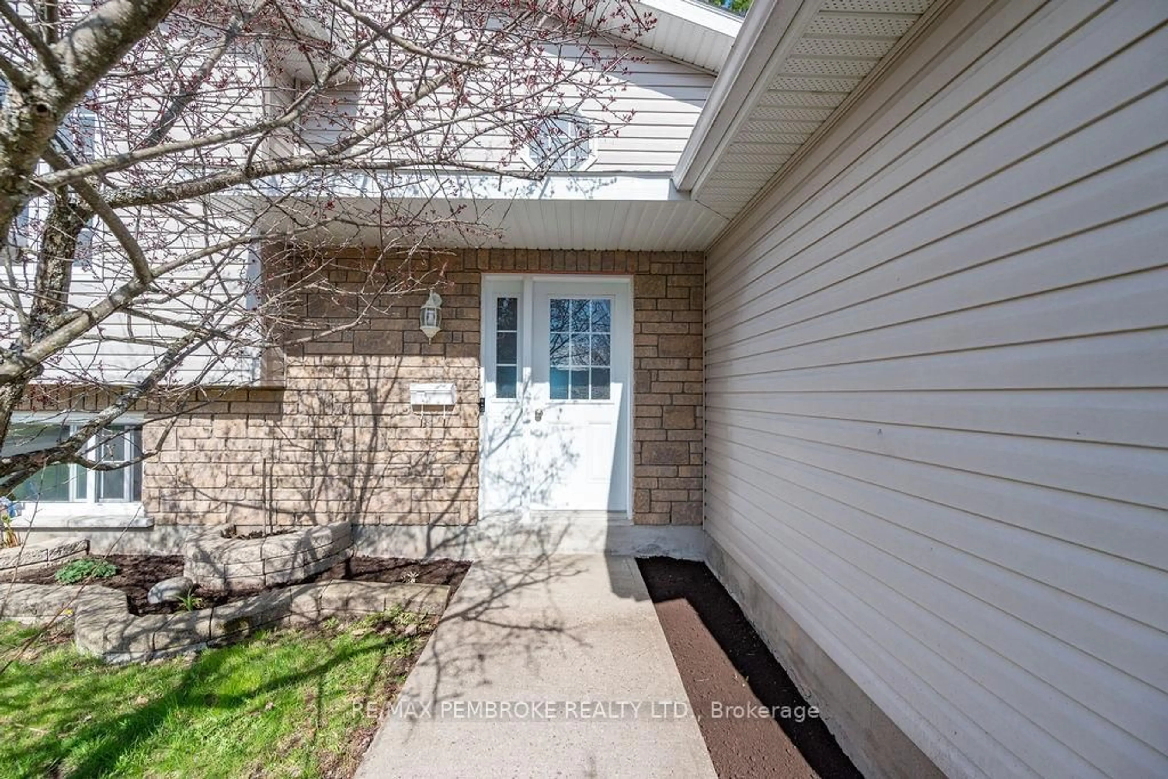 Indoor entryway for 65 Fred St, Petawawa Ontario K8H 0A4
