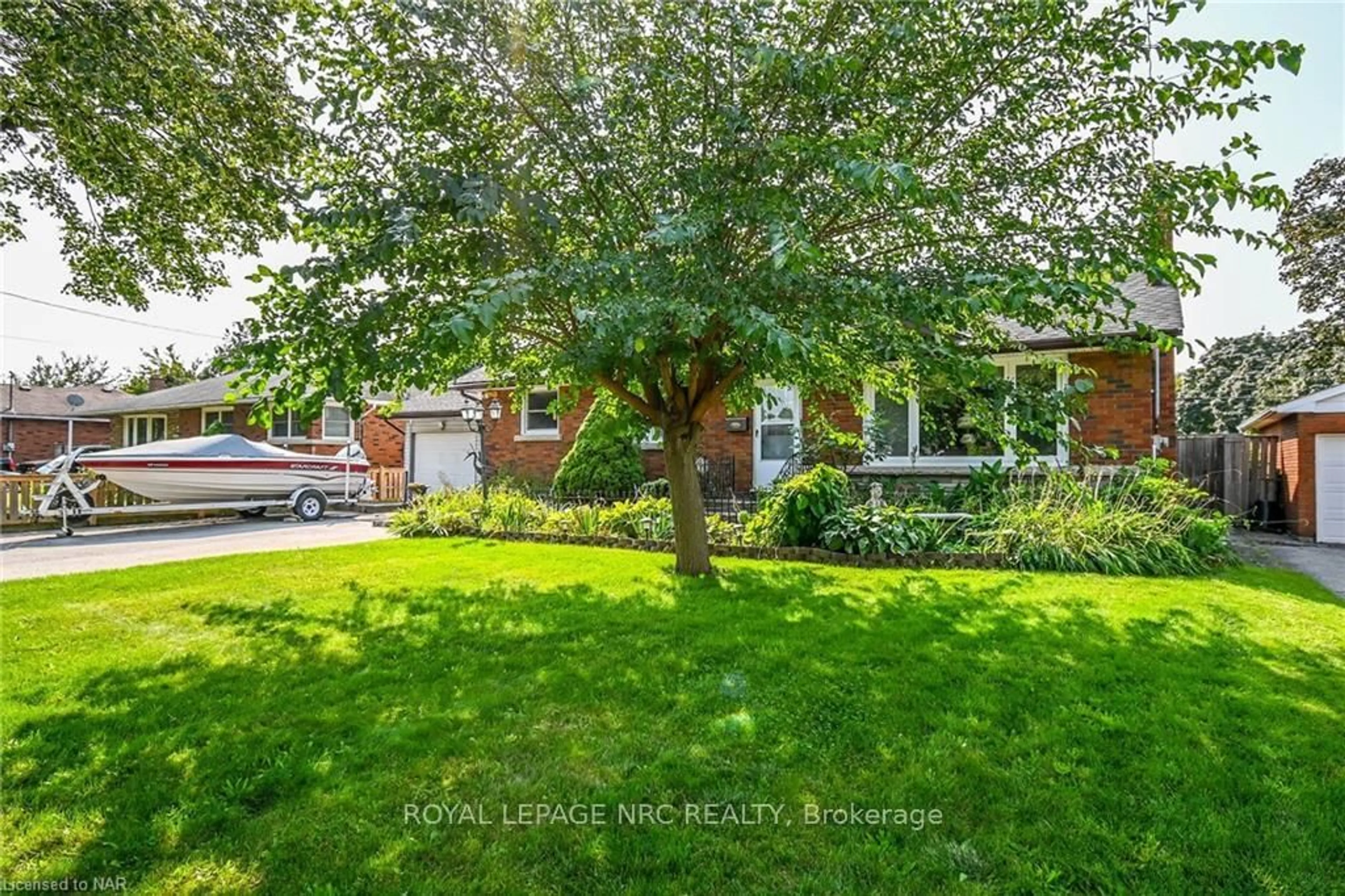 A pic from outside/outdoor area/front of a property/back of a property/a pic from drone, street for 449 BUNTING Rd, St. Catharines Ontario L2M 3Z3