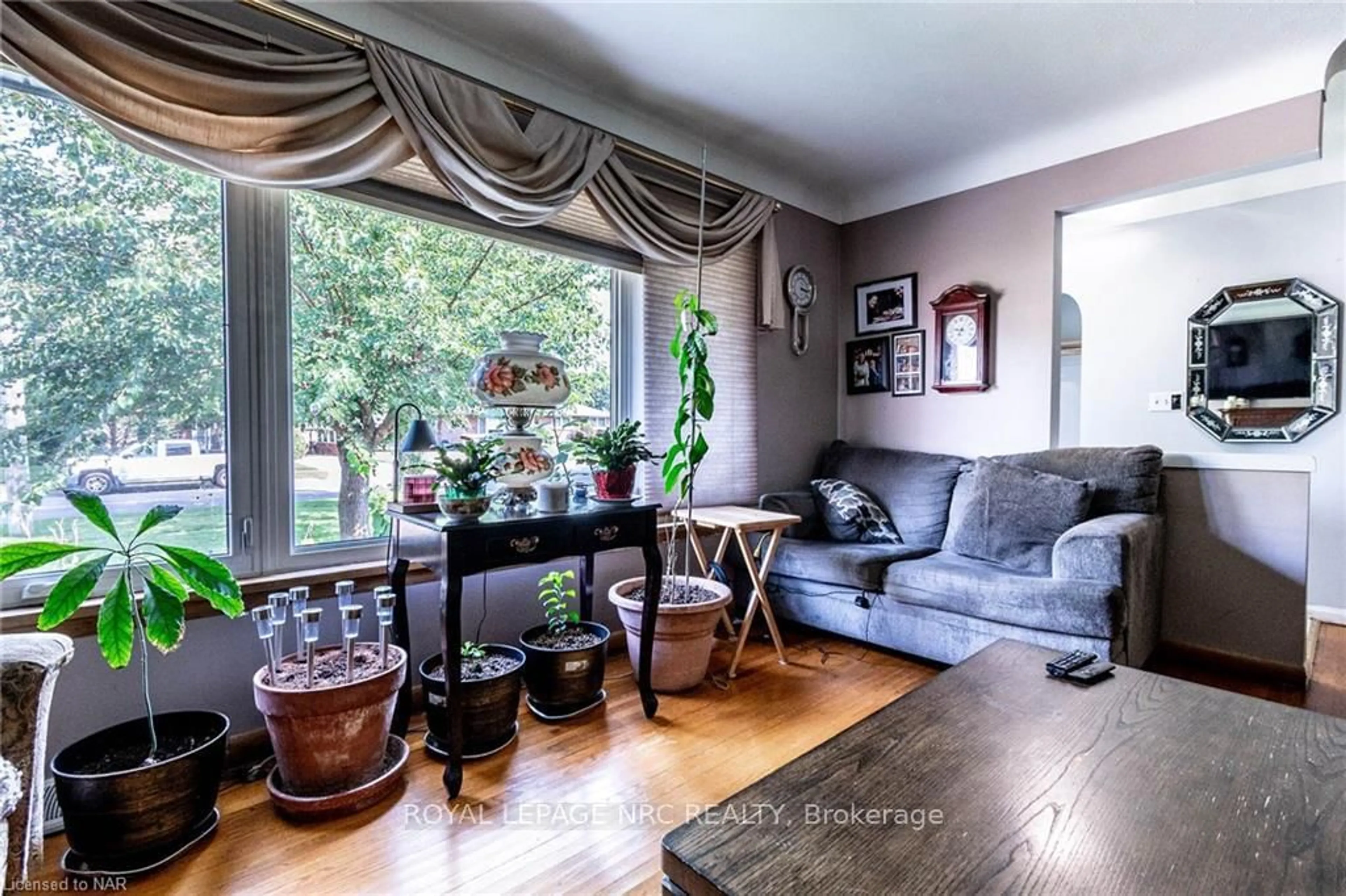 Living room with furniture, wood/laminate floor for 449 BUNTING Rd, St. Catharines Ontario L2M 3Z3