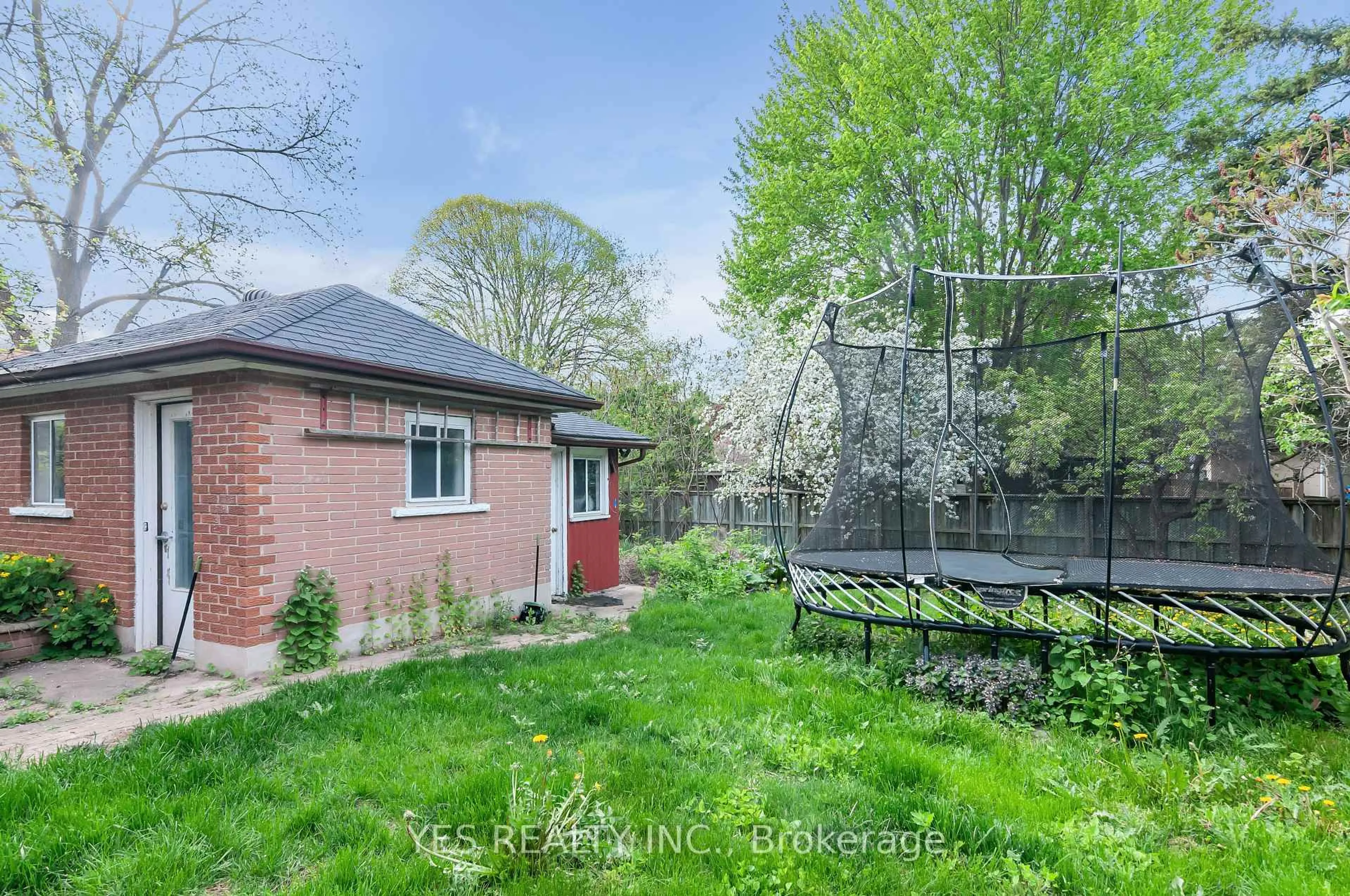 A pic from outside/outdoor area/front of a property/back of a property/a pic from drone, forest/trees view for 176 Kenneth Ave, Kitchener Ontario N2A 1W2