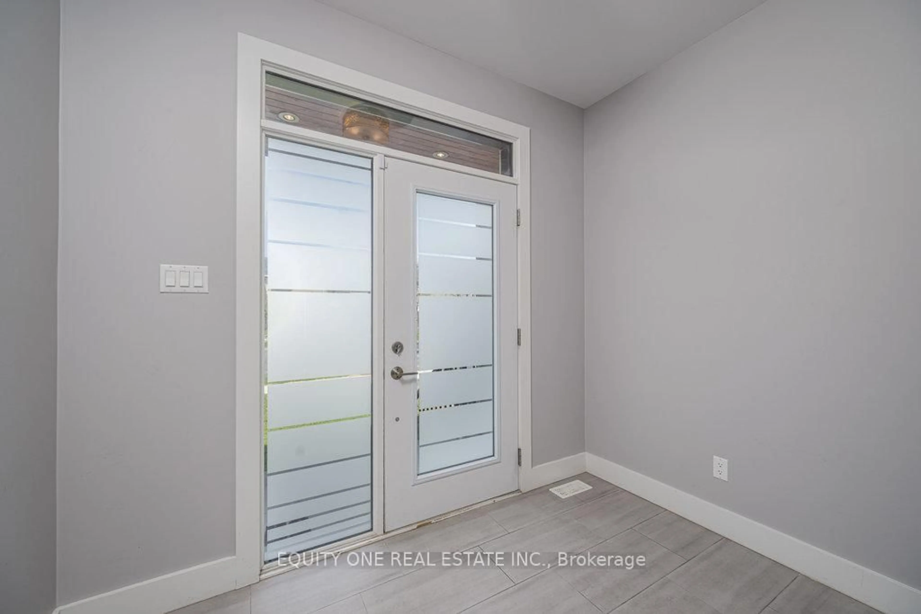 Indoor entryway for 888 Woodroffe Ave, Ottawa Ontario K2A 3G3